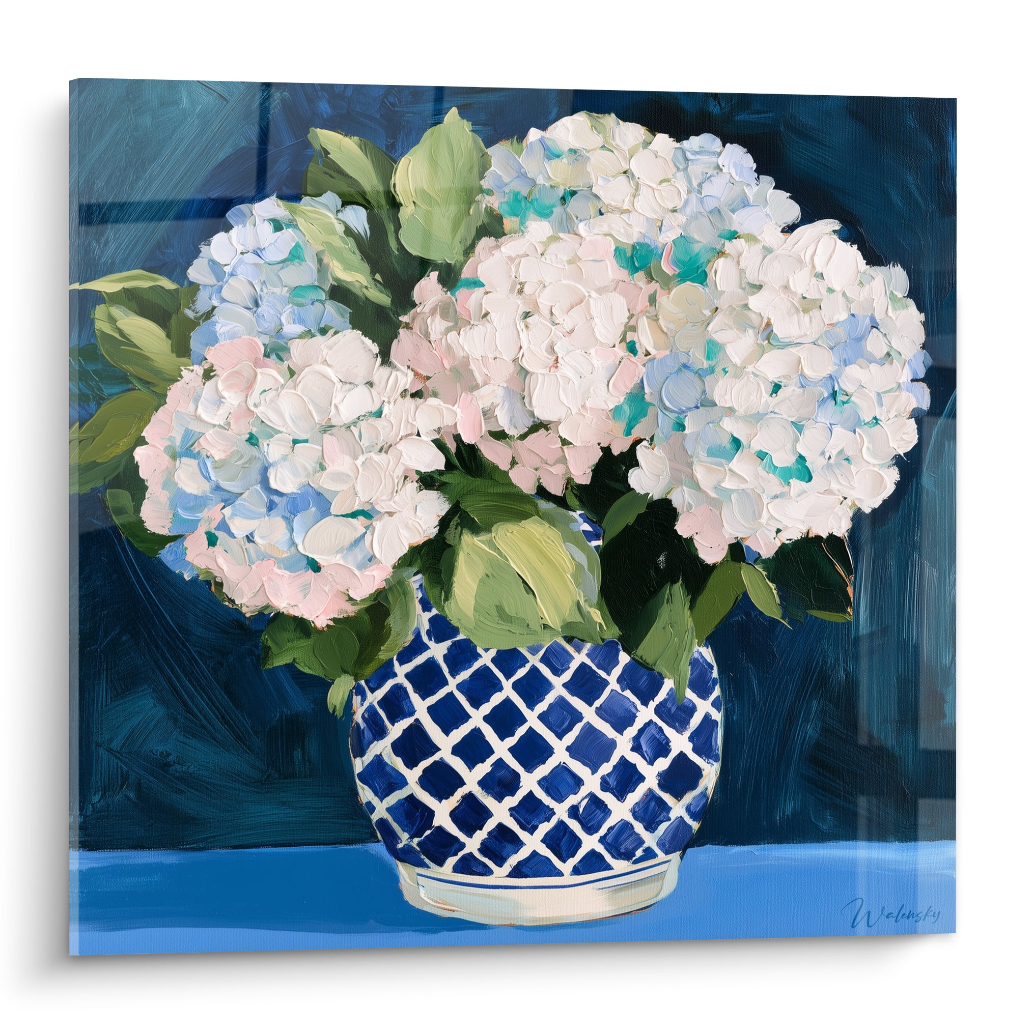 Hortensias blancs et roses en vase bleu marine à motifs quadrillés, touches épaisses de peinture