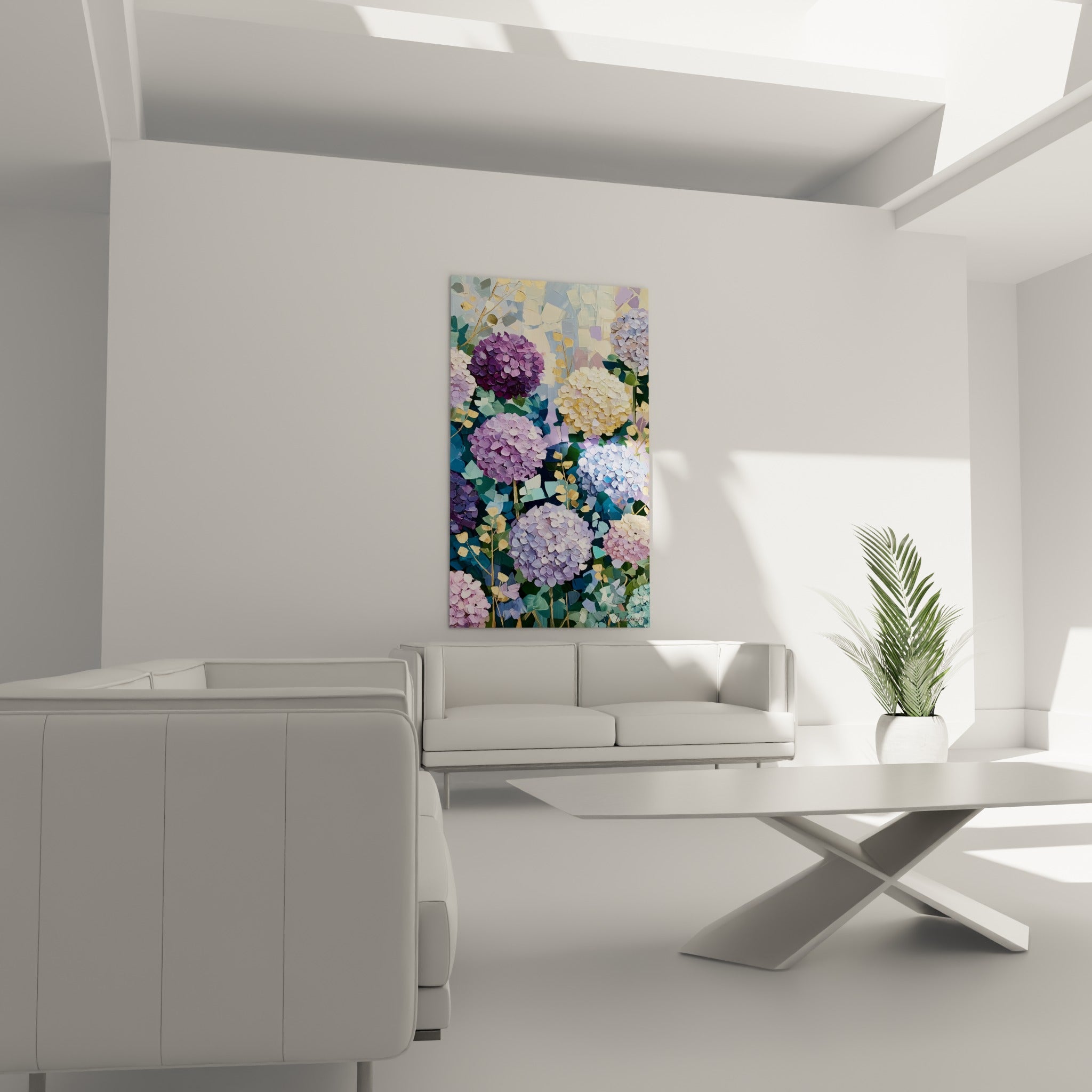 Bouquets lavande et dorés d'Hortensia au-dessus d'un canapé dans un salon lumineux