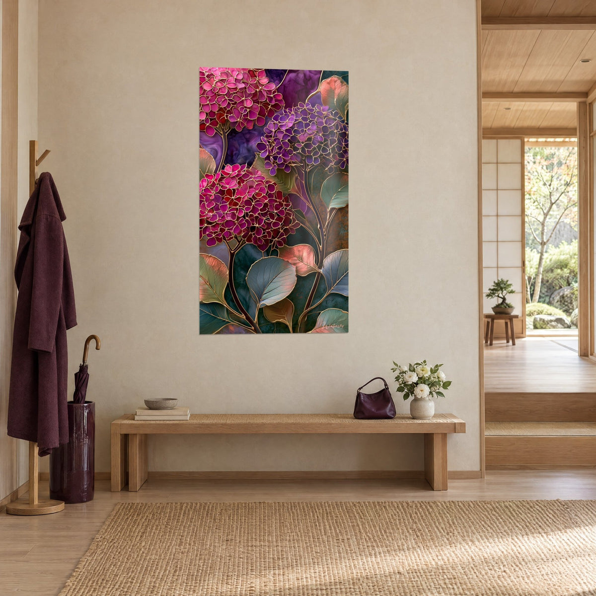Gemälde mit fuchsiafarbenem und purpurnem Blumenstrauß, graugrünes und kupferfarbenes Laub, goldene Linien, Japandi-Eingangsbereich aus hellem Holz