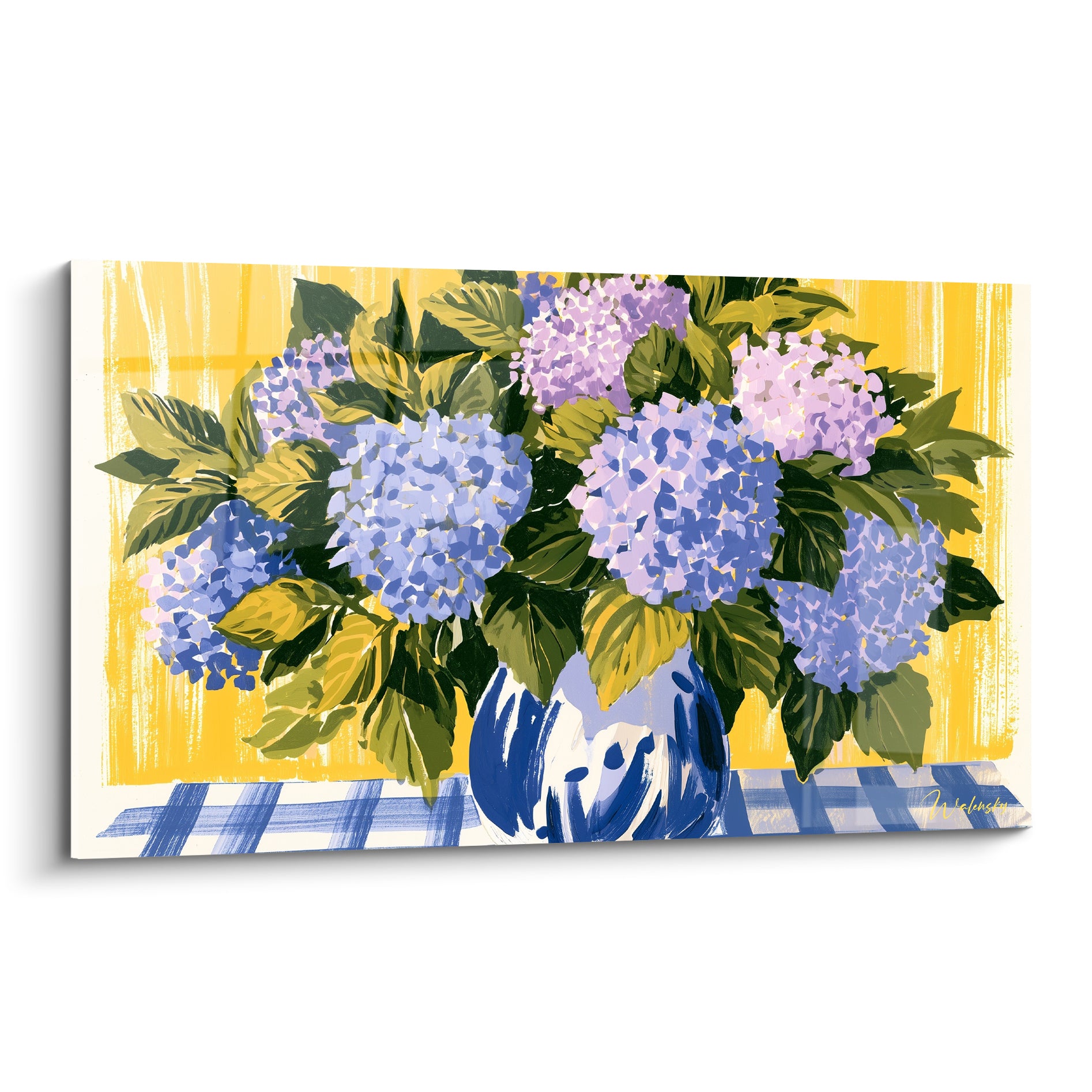 Hortensia mauve et bleu pastel en vase bleu marine sur fond jaune vif peint