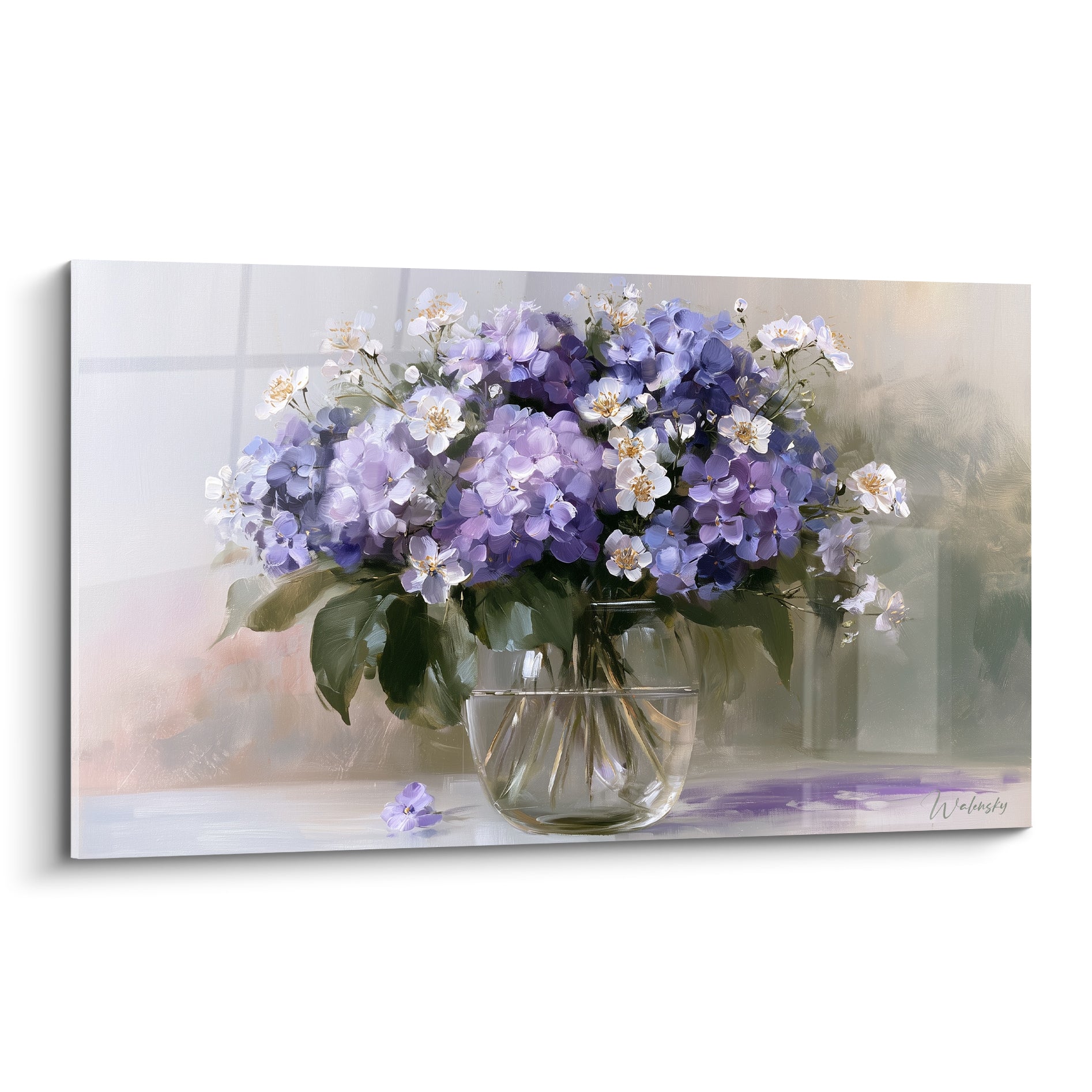 Hortensias mauves et fleurs blanches dans un vase en verre, touche picturale et lumière douce