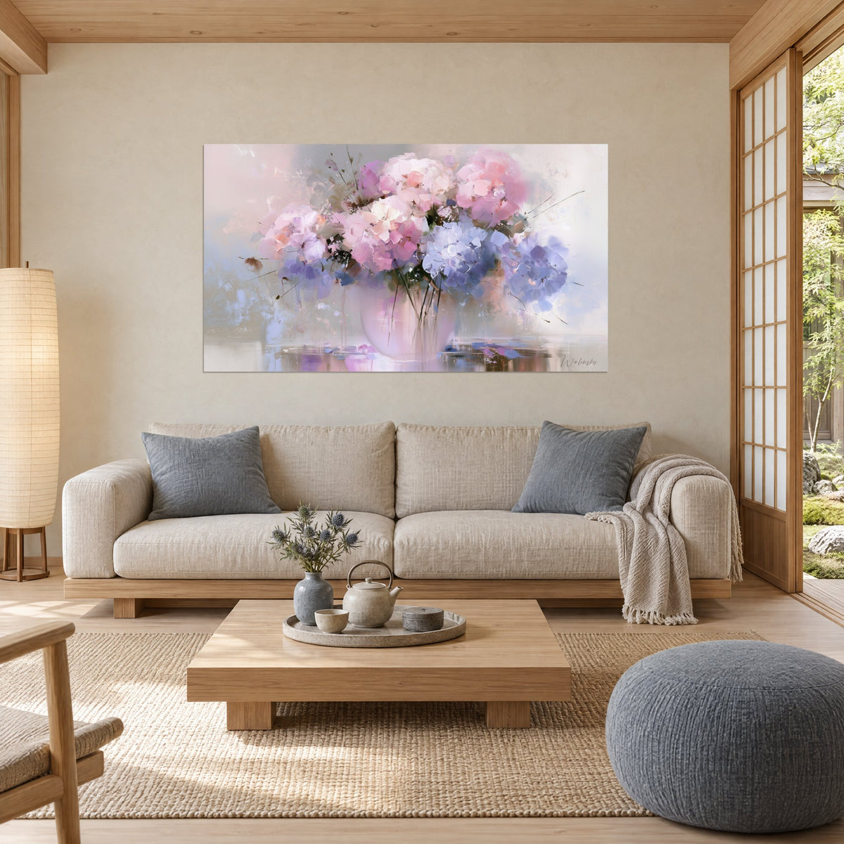 Cuadro ramo de hortensias en rosa polvo y azul lavanda, pinceladas con espátula, jarrón translúcido, encima de un sofá en un salón luminoso