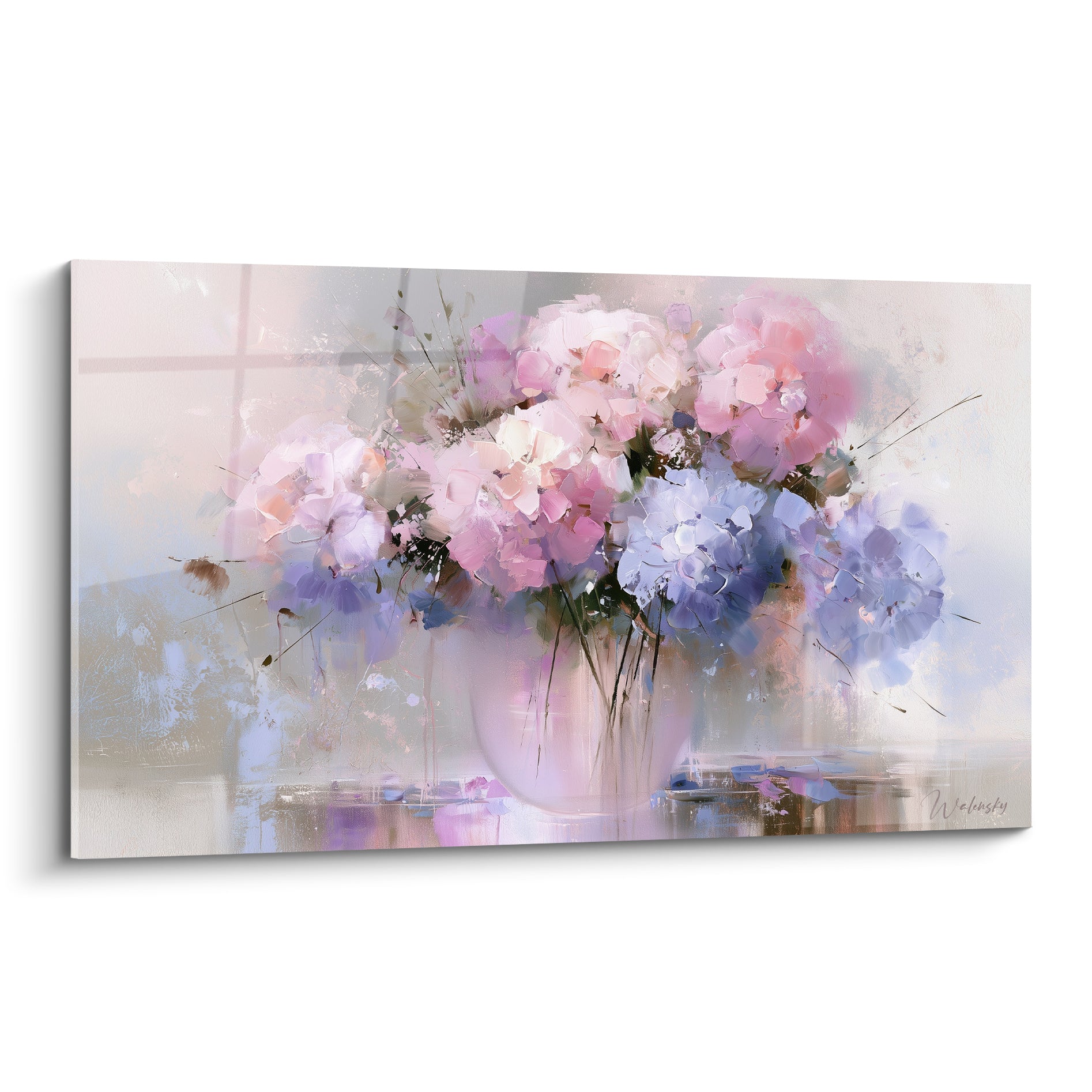 Bouquet d'hortensias rose pastel et bleu lavande peint dans un vase clair, style aquarelle vaporeux