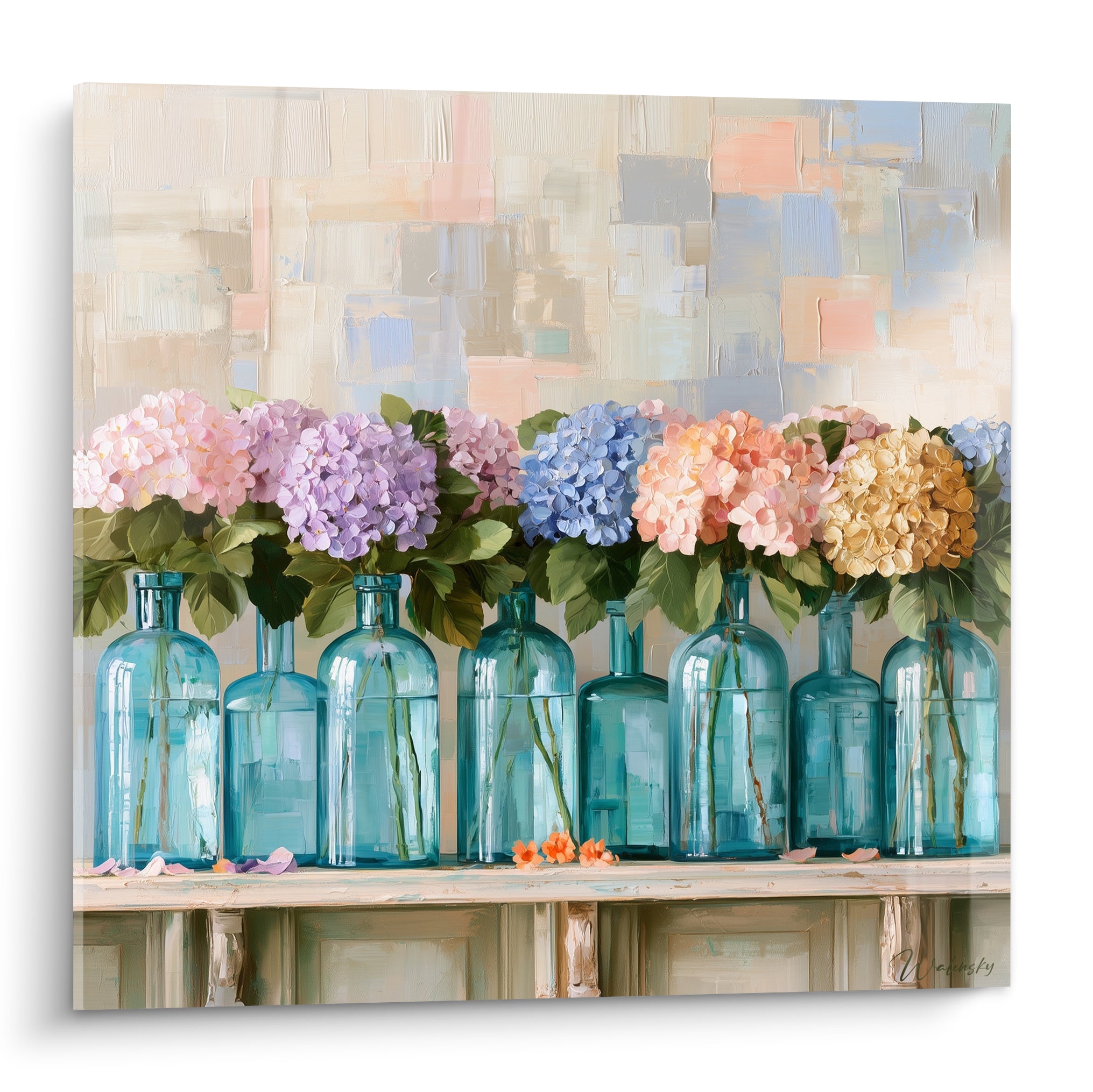 Hortensias roses, mauves et dorés en bouteilles bleu turquoise sur fond patchwork beige et rose