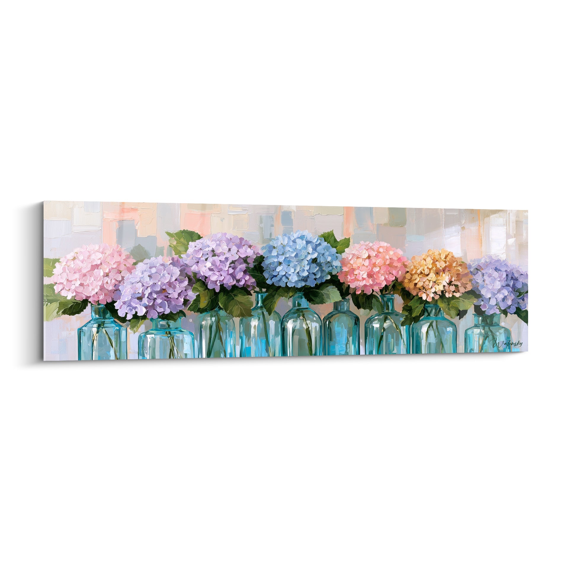 Hortensia rose, violet et bleu peint en bouquets alignés dans des flacons de verre turquoise texturés