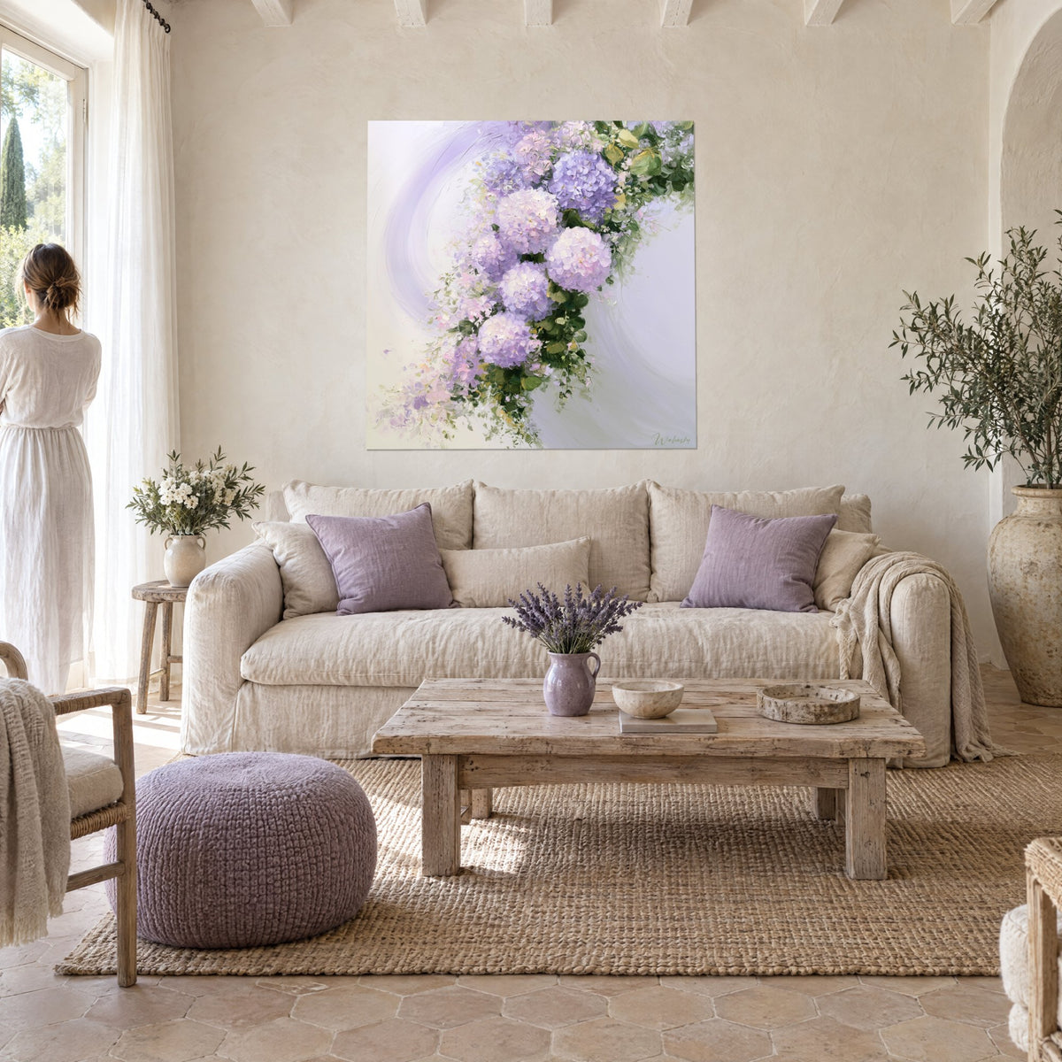 Quadro con un bouquet a cascata di ortensie lilla e bianche, foglie verde scuro, sopra un divano in un soggiorno luminoso