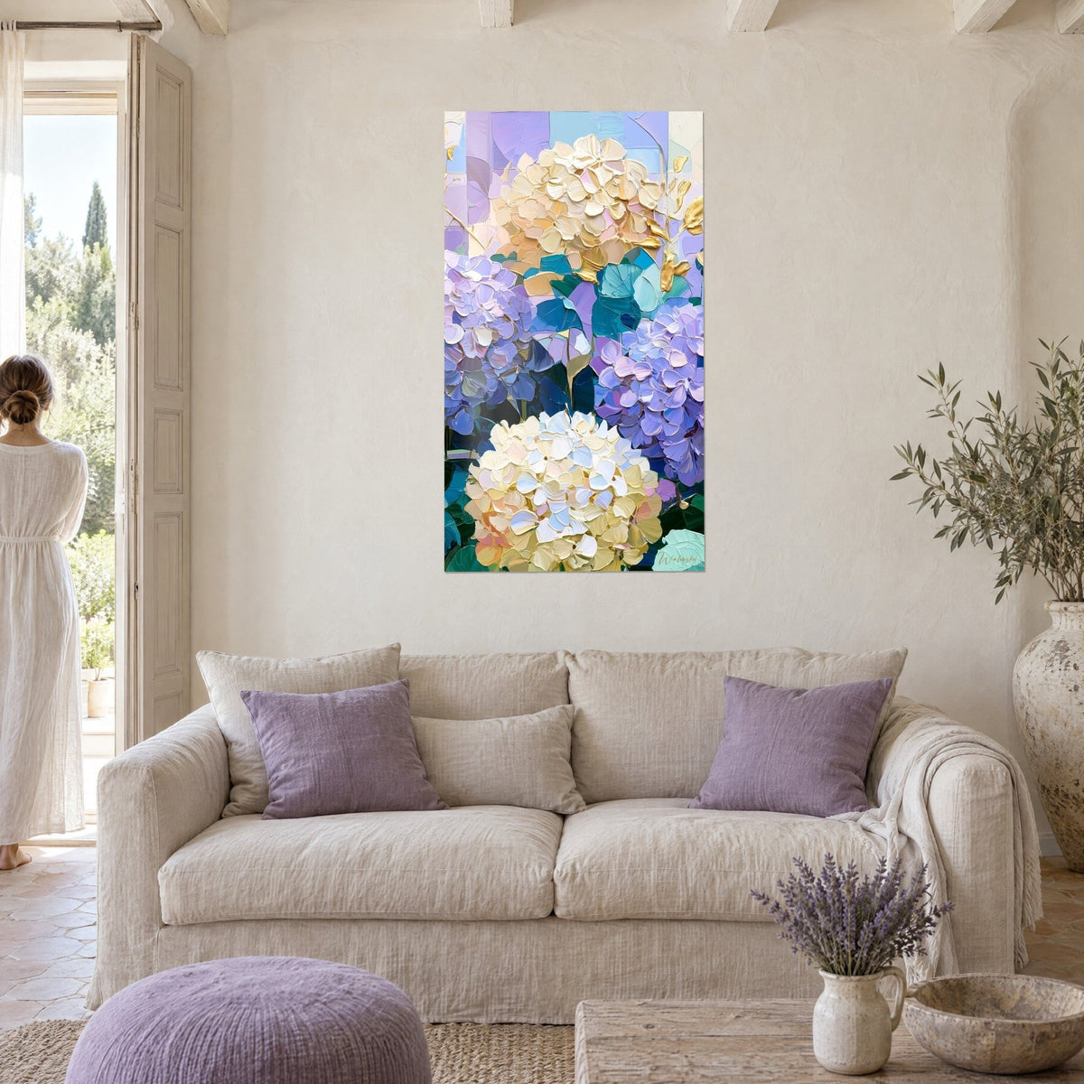 Schilderij hortensia's in dik impasto, crème en lavendelkleurige bloemblaadjes, turquoise bladeren, gouden tak, boven een bank in een lichte woonkamer