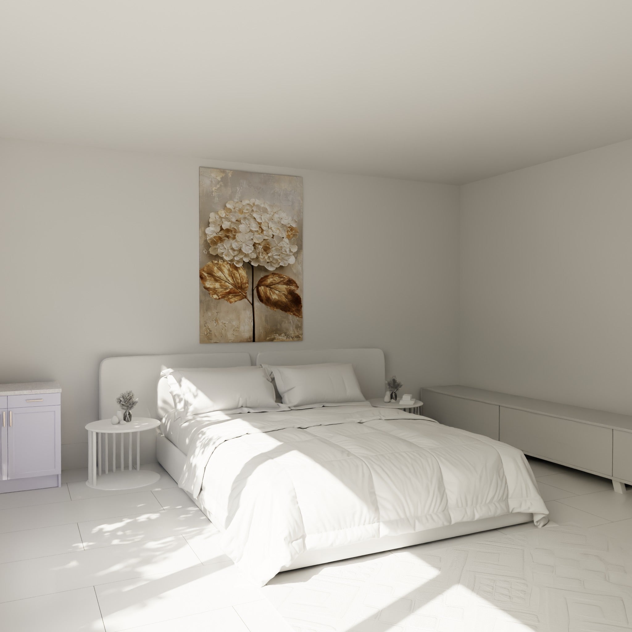 Fleur d'hortensia ivoire et feuilles dorées au-dessus d'un lit dans une chambre claire