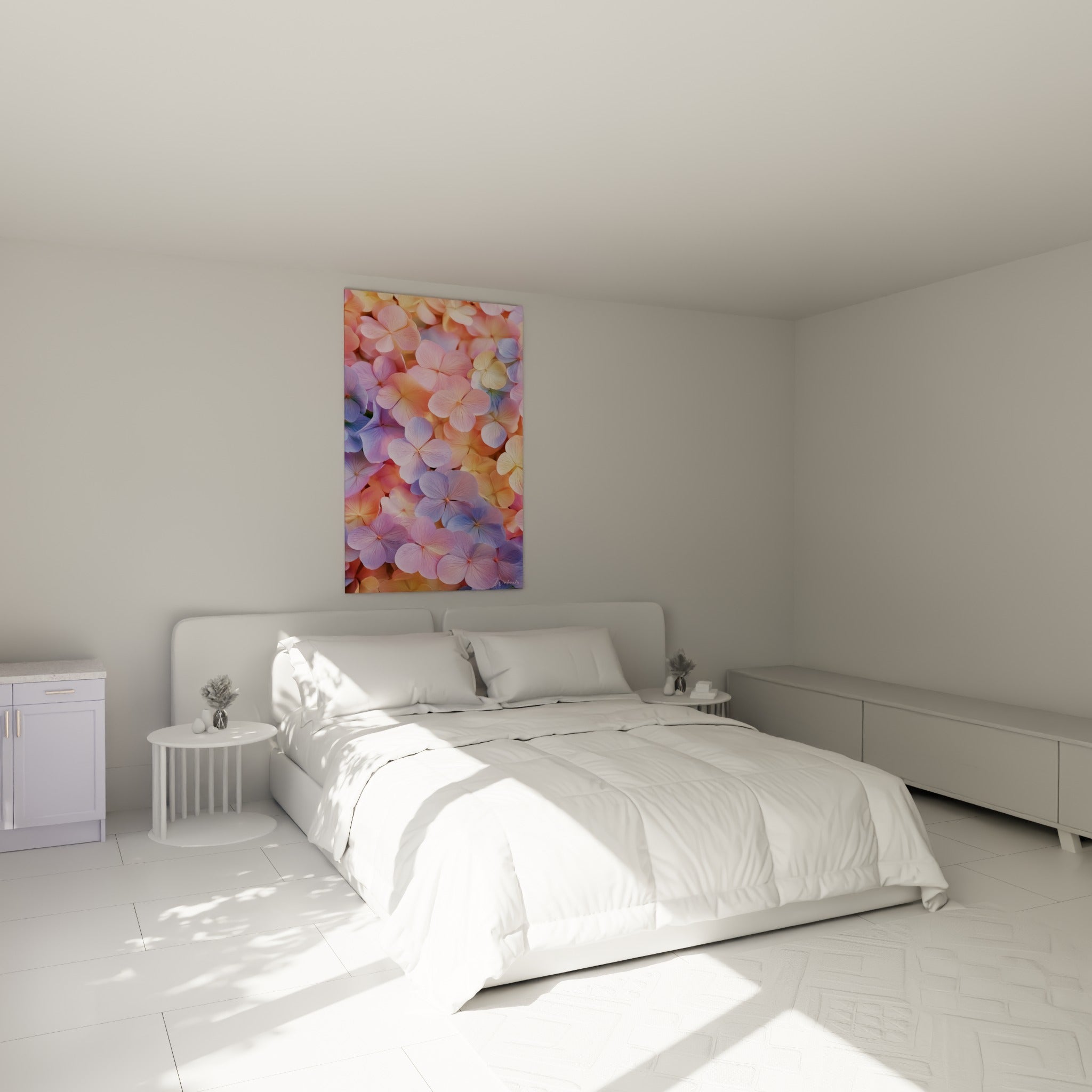Pétales roses et bleu lavande d'hortensia délicatement peints au-dessus d'un lit dans une chambre claire