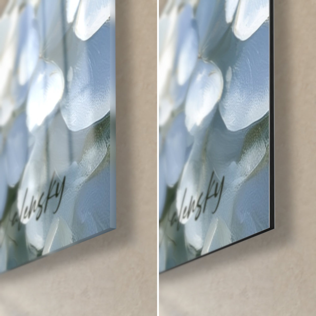 Quadro fiori azzurro pallido e bianchi dai petali lucidi, angolo in basso a destra, spessore 3 mm, vetro lucido e Dibond opaco