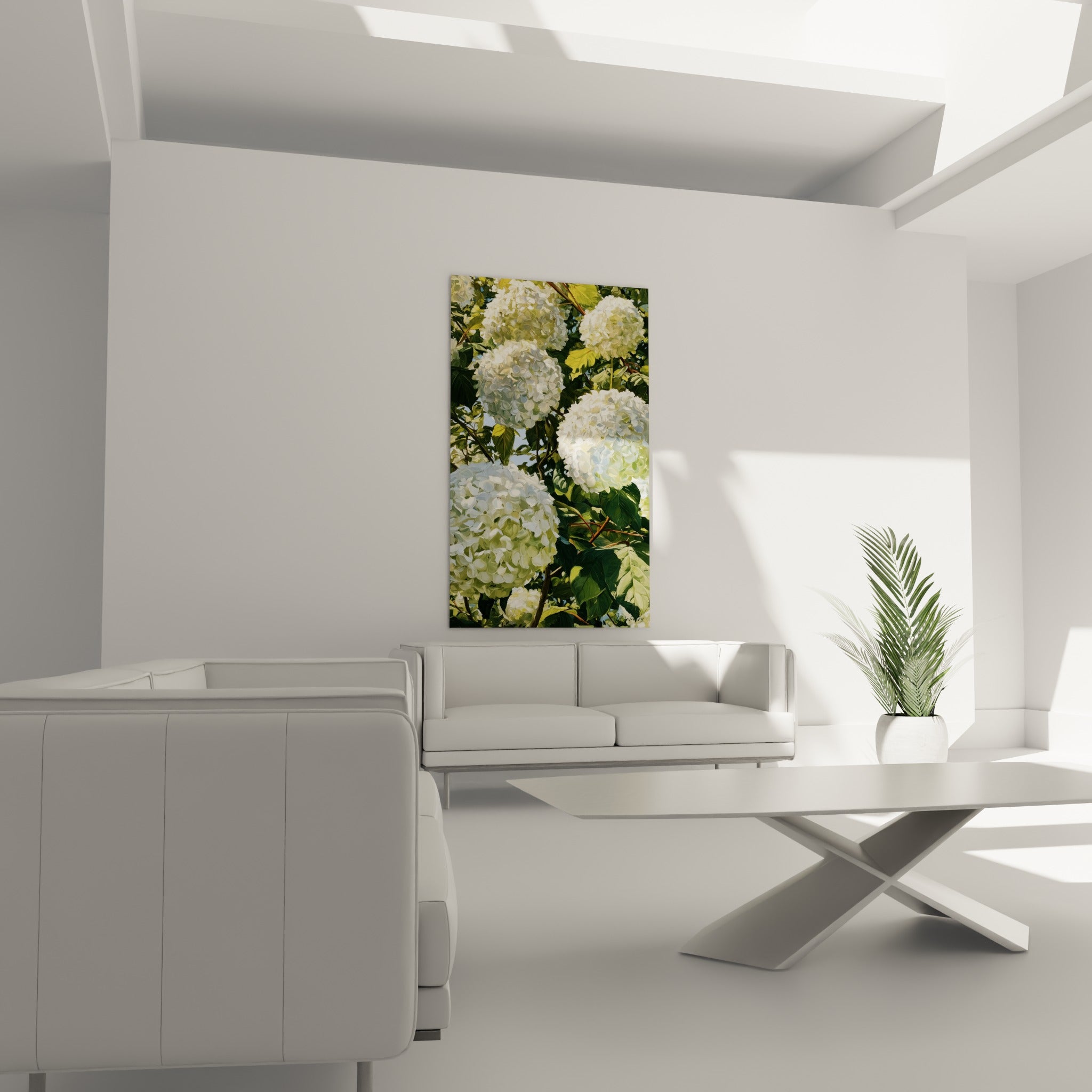 Fleurs d'hortensia blanc crème parmi un feuillage vert dense, au-dessus d'un canapé dans un salon lumineux