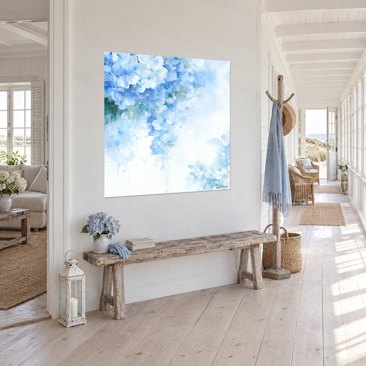 Quadro di grappoli di ortensie azzurre e bianche, fogliame verde scuro in un angolo, schizzi sottili, nel corridoio di una casa al mare