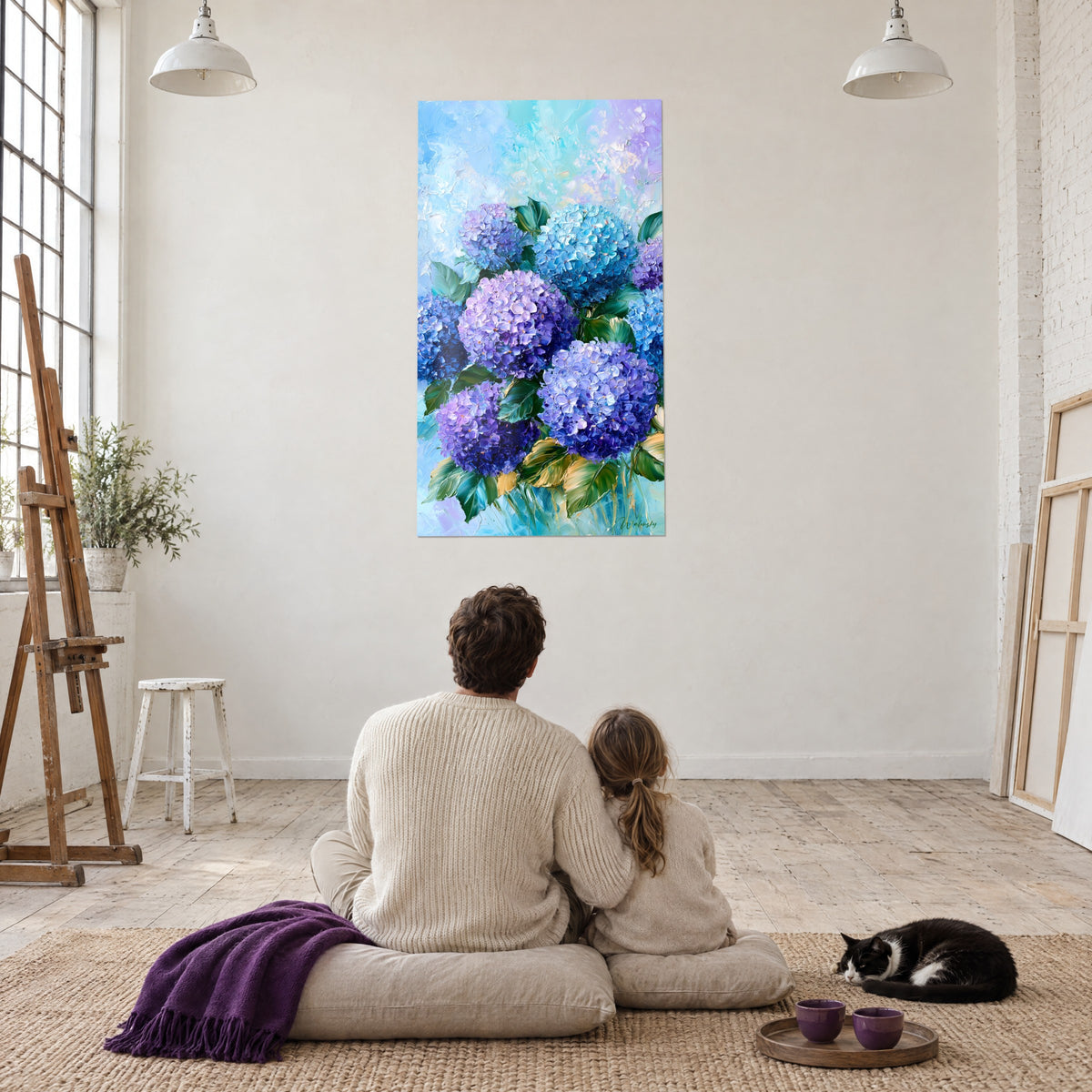 Gemälde Himmelblaue und purpurne Blütenkelche, mit dem Spachtel reliefartig gemalt, weiße Wand eines Künstlerlofts, zwei Silhouetten und eine schwarz-weiße Katze