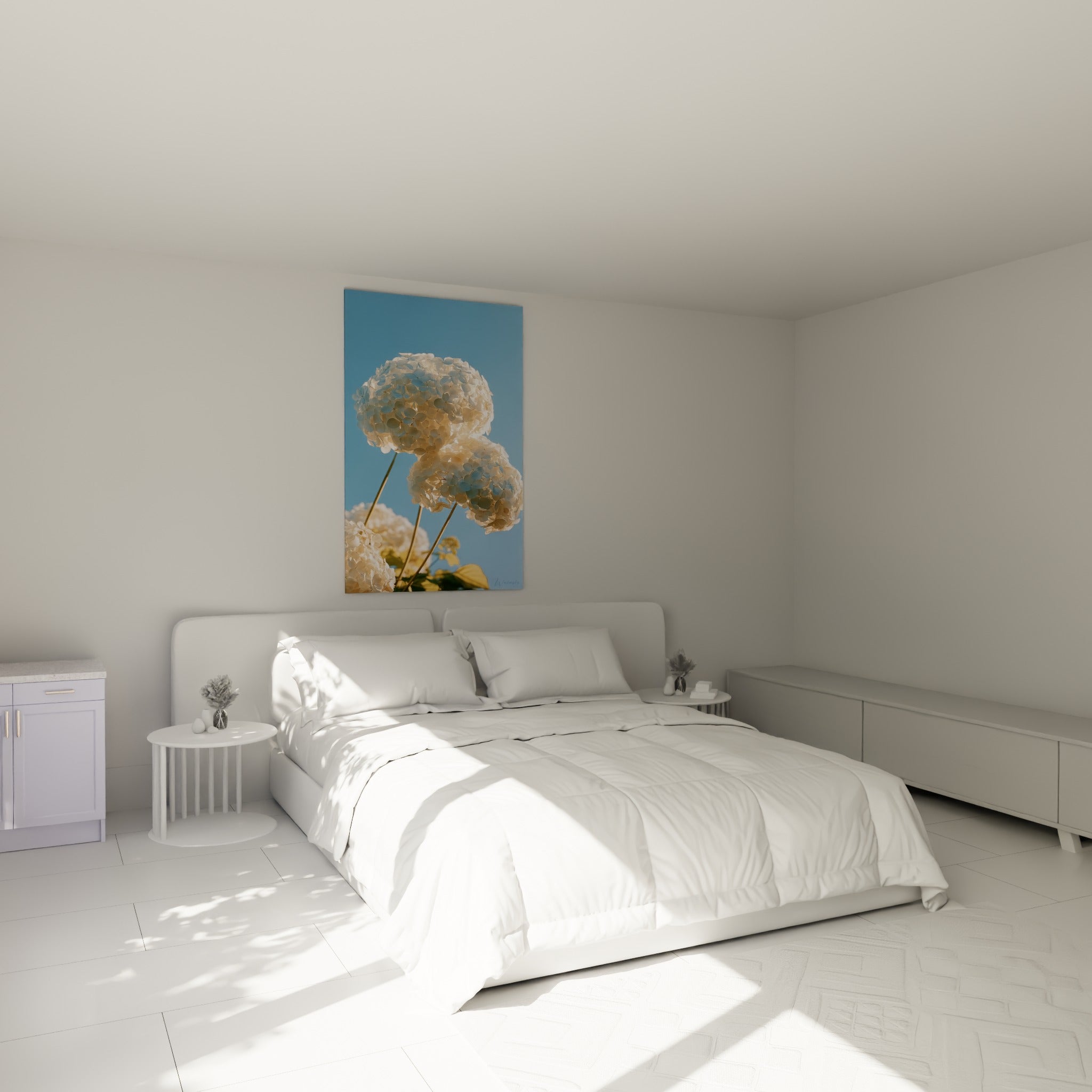 Bouquet d'hortensias crème et bleu ciel au-dessus d'un lit dans une chambre claire