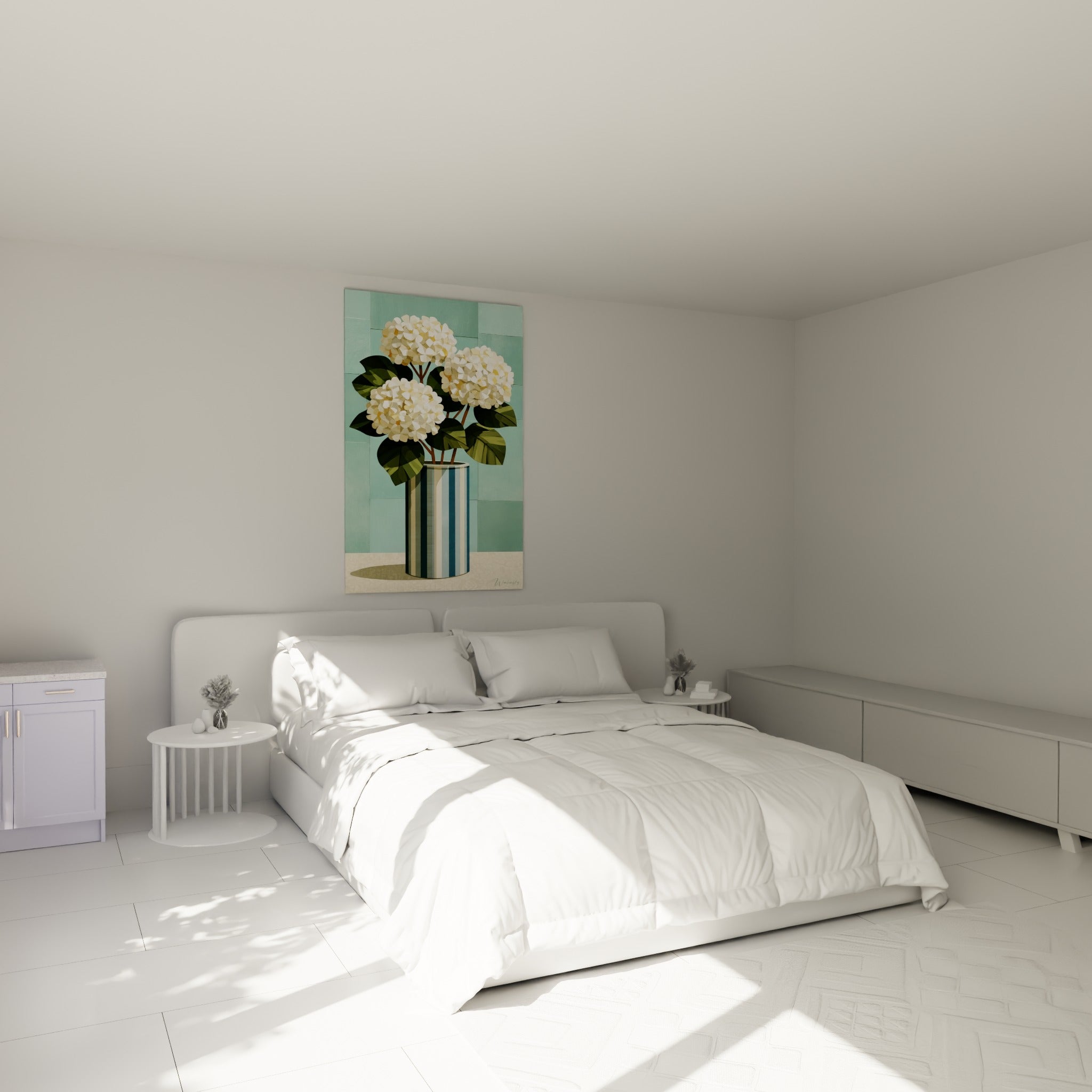 Bouquet d'hortensia crème et feuillage vert foncé, accroché au-dessus d'un lit dans une chambre claire