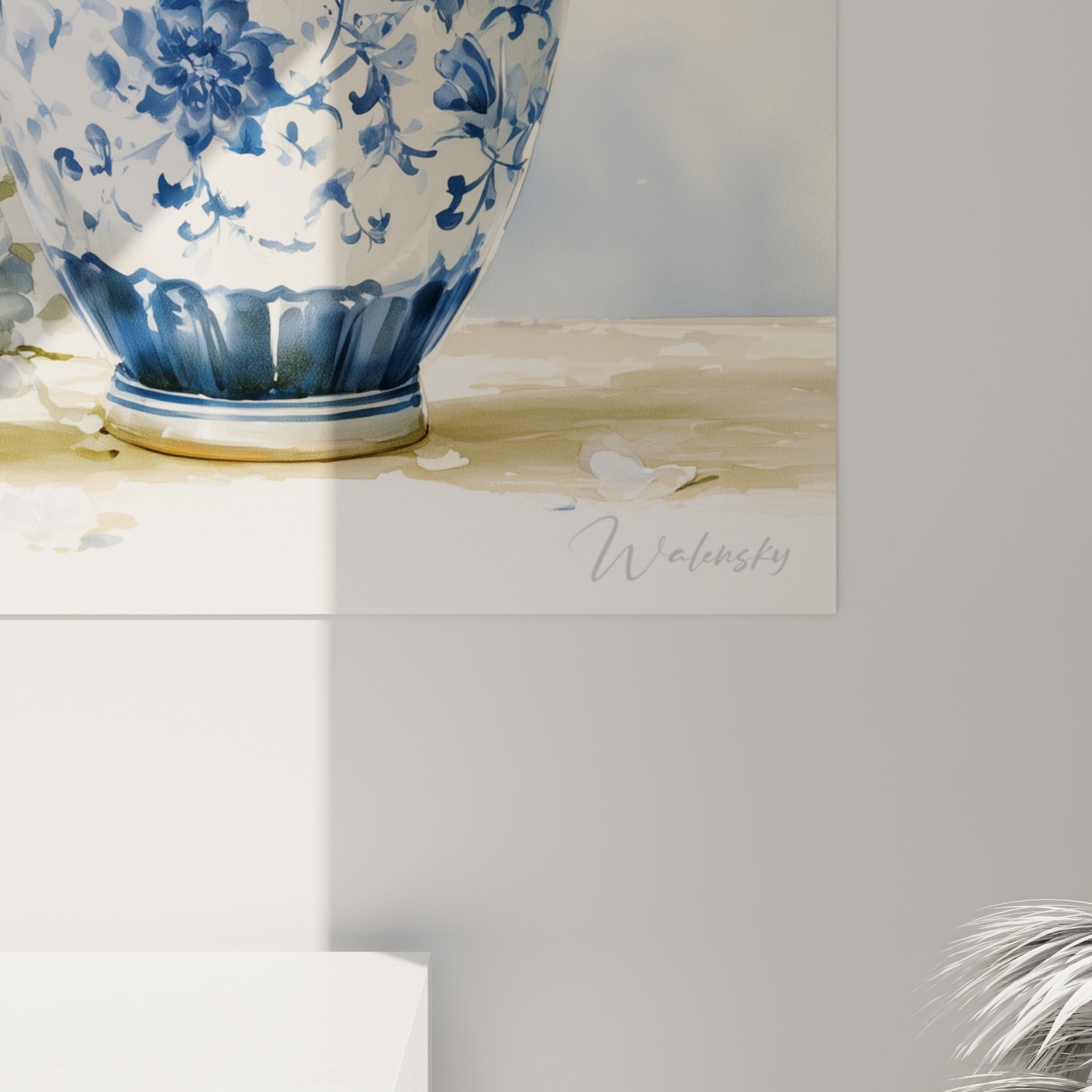 Détail des pétales d'hortensia blanc et des motifs bleus du vase, texture aquarelle visible de près