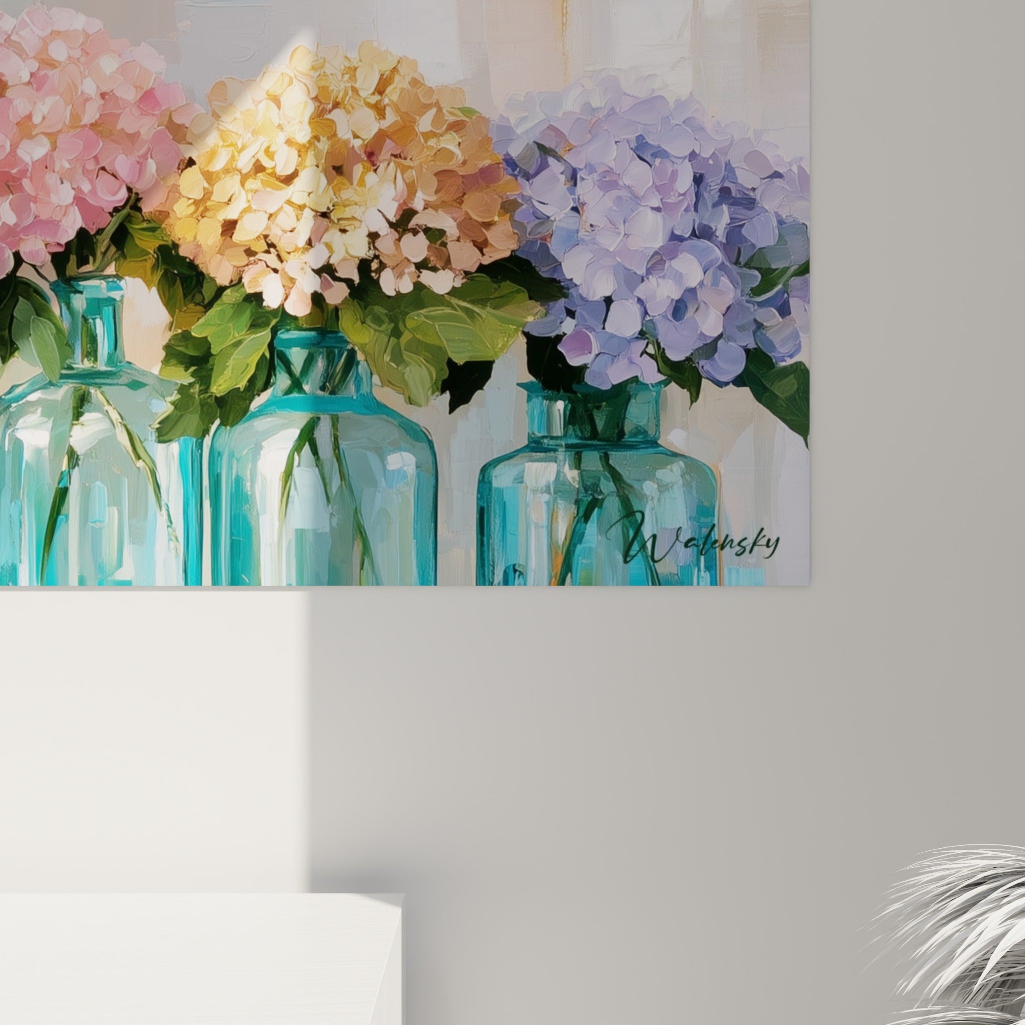 Détail de la matière peinte des pétales roses et bleus d'Hortensia avec le verre turquoise des flacons