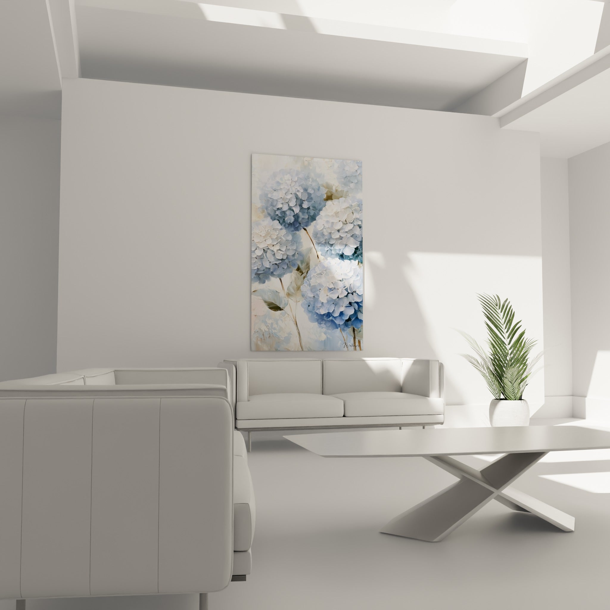 Fleurs d'hortensia blanc crème et bleu poudré aux tiges dorées, accrochées au-dessus d'un canapé dans un salon lumineux