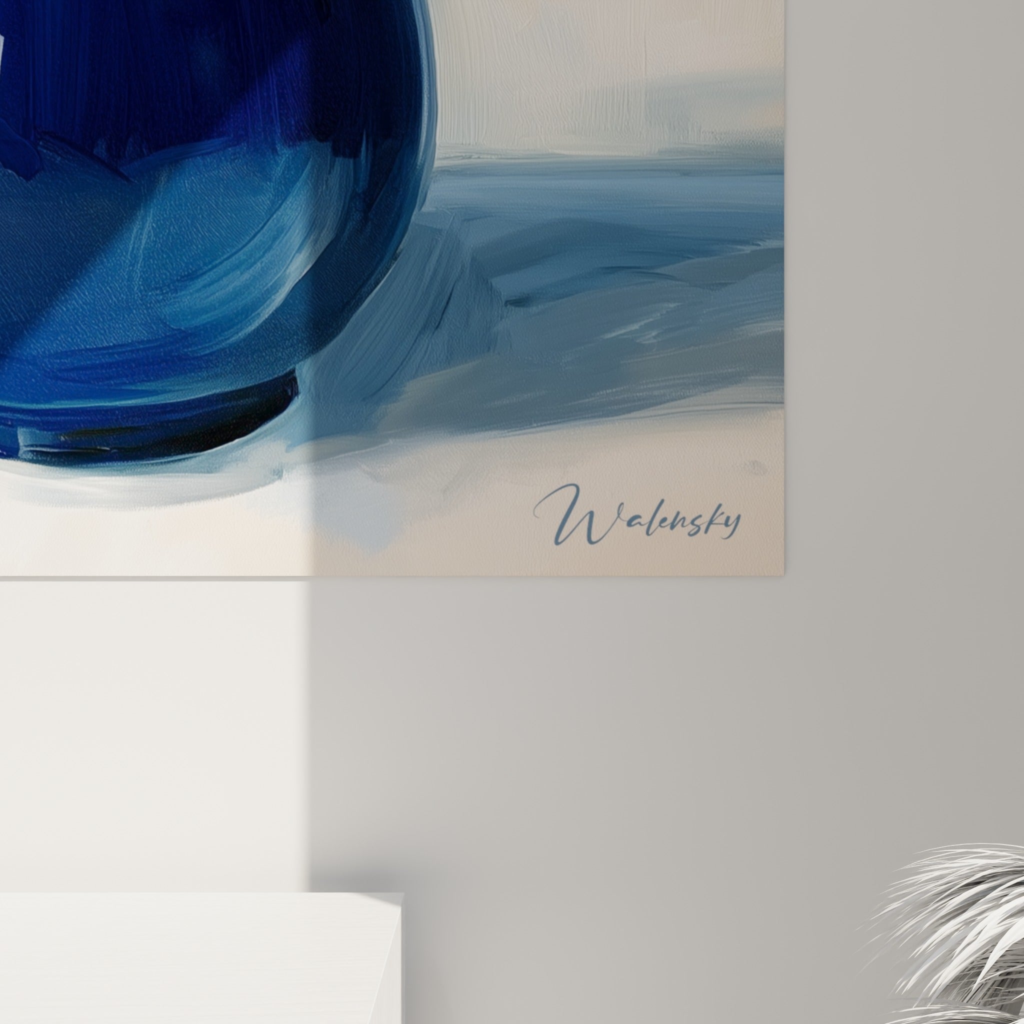 Empâtements bleu marine et ivoire sur les pétales d'hortensia, reflets blancs sur le pichet peint