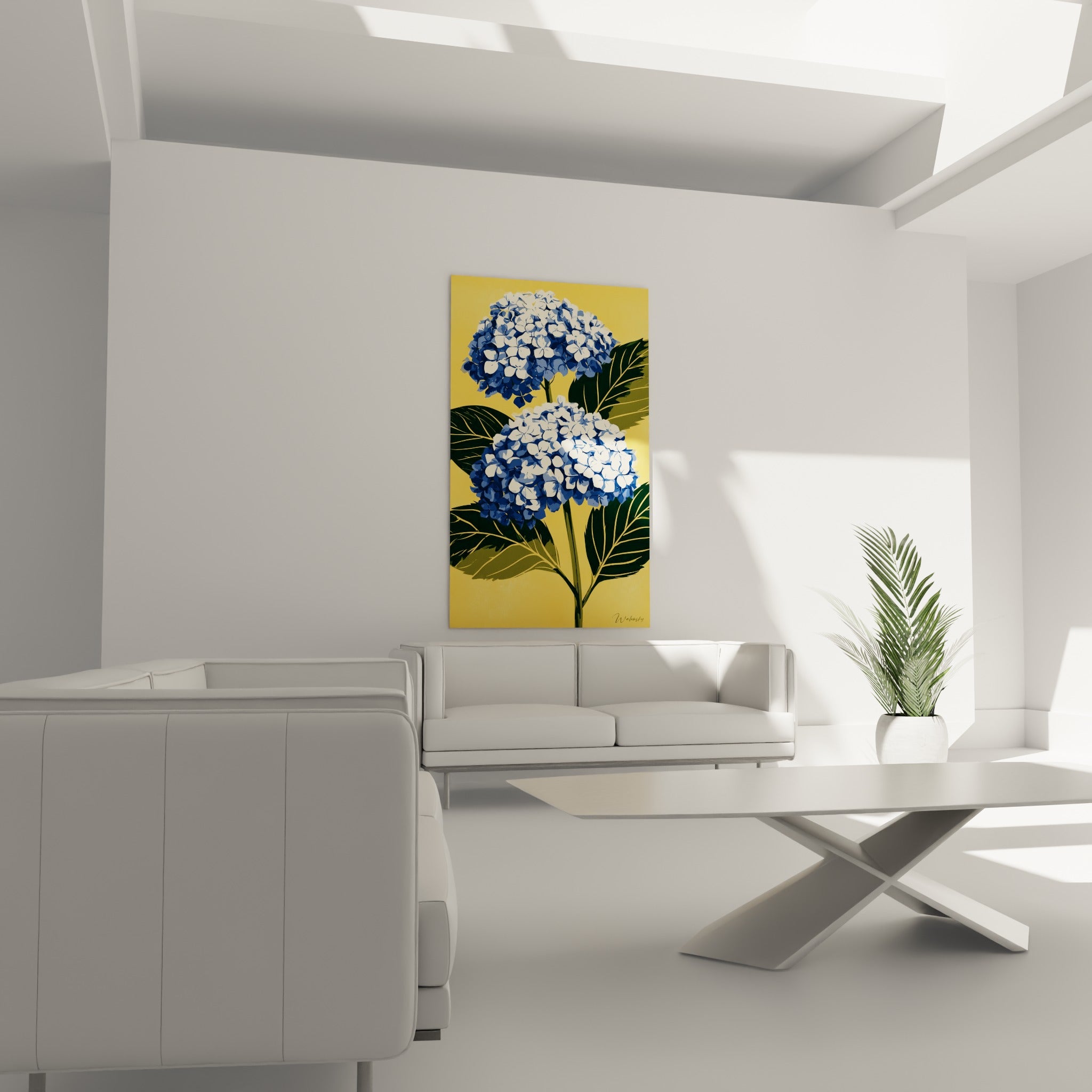 Fleurs d'hortensia bleu marine et jaune ocre, feuillage vert sombre, au-dessus d'un canapé dans un salon lumineux