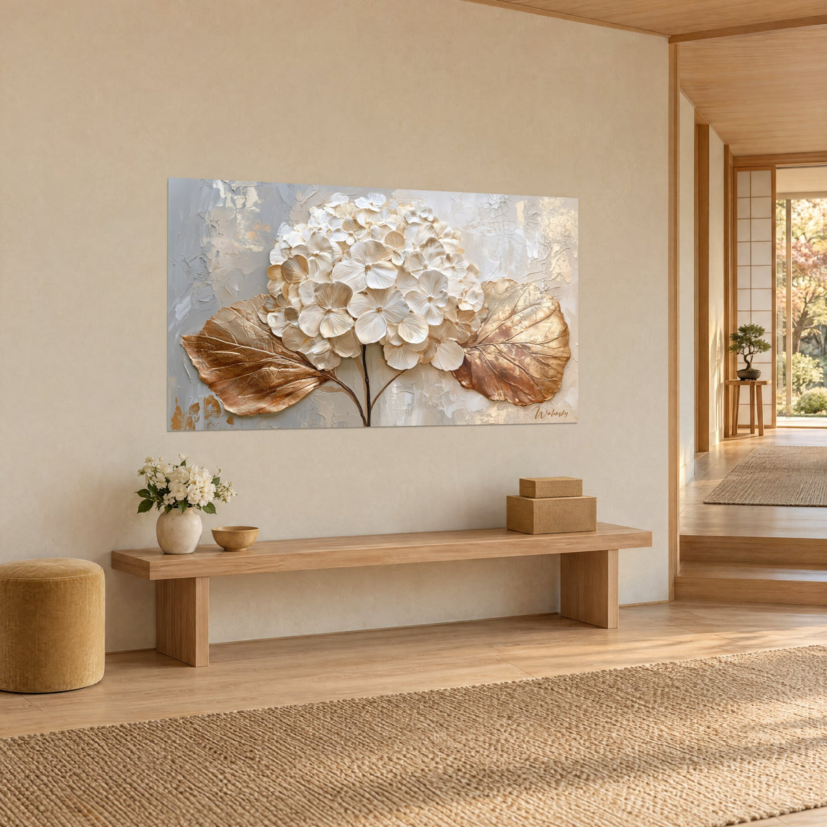 Cuadro ramo de flores crema y doradas esculpidas en pasta gruesa, hojas bronce y fondo plateado, vista de tres cuartos sobre una pared beige
