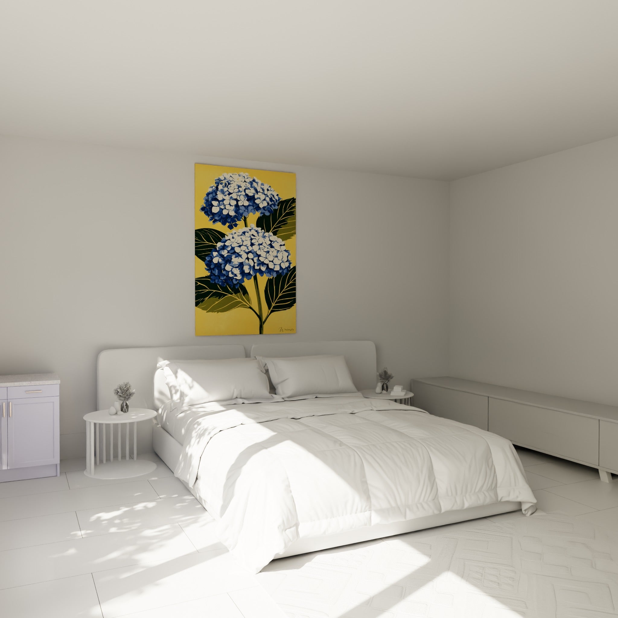 Ombelles d'hortensia bleu et blanc, fond jaune vif, au-dessus d'un lit dans une chambre claire