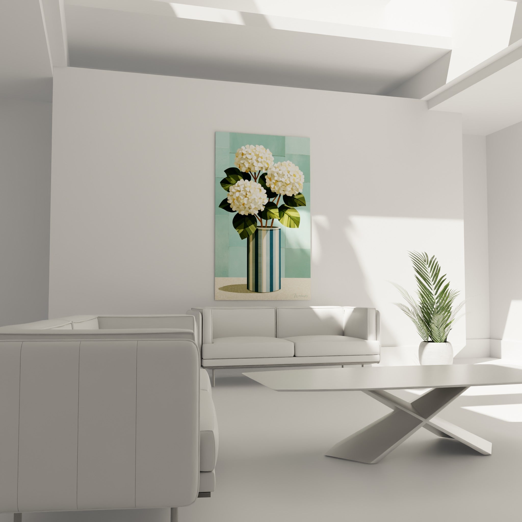 Fleurs d'hortensia blanches et vase rayé bleu, disposées au-dessus d'un canapé dans un salon lumineux