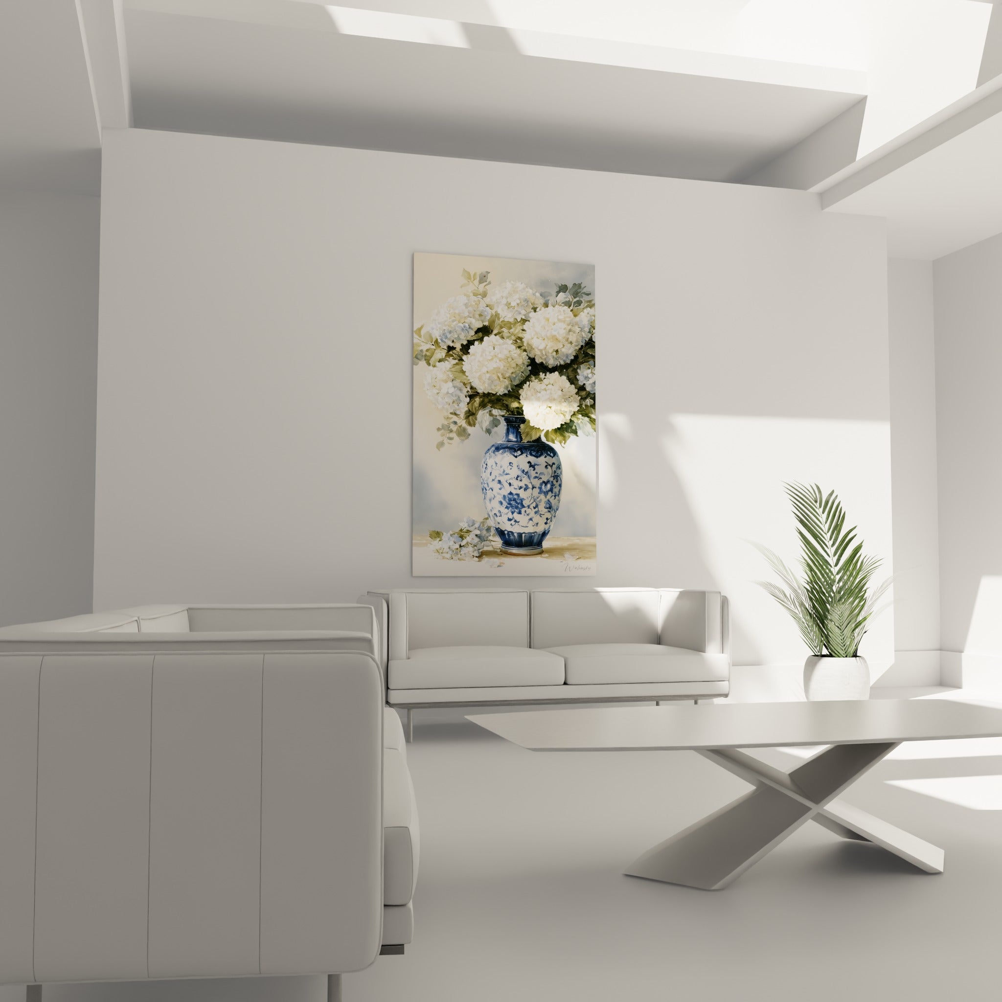 Fleurs d'hortensia blanches sur vase orné bleu et blanc, au-dessus d'un canapé dans un salon lumineux