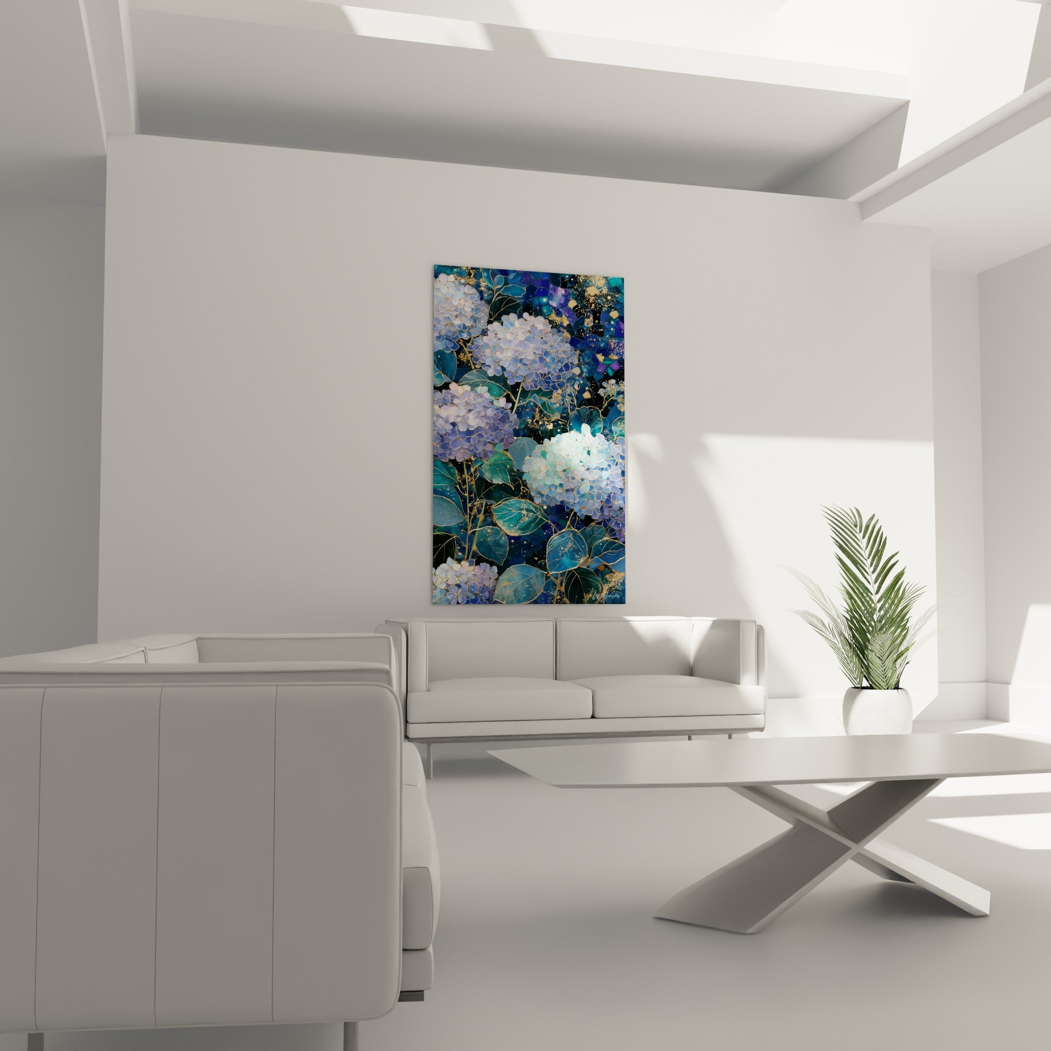 Fleurs d'hortensia bleu pastel et feuillage émeraude au-dessus d'un canapé dans un salon lumineux