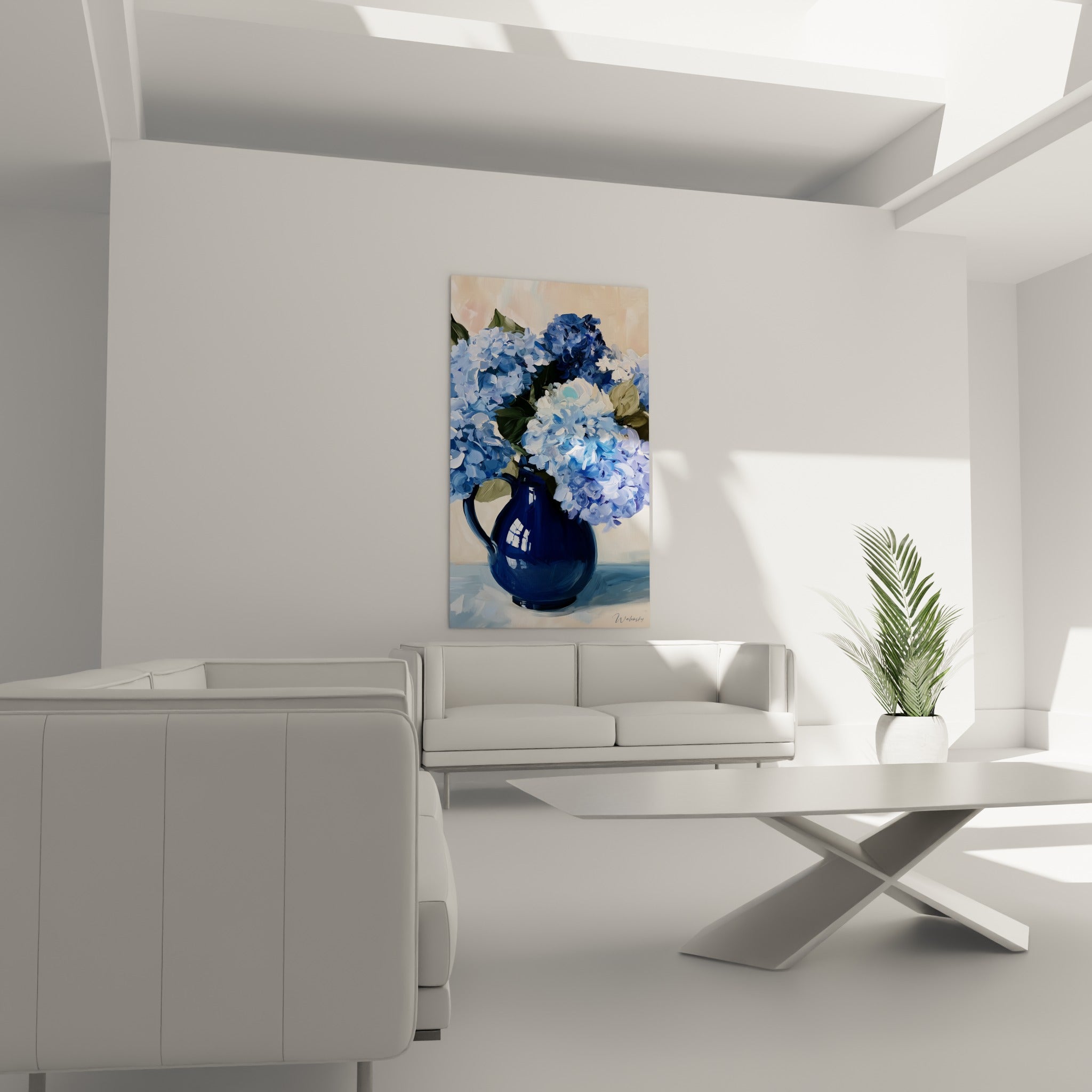 Fleurs d'hortensia bleu pastel et pichet bleu marine, au-dessus d'un canapé dans un salon lumineux