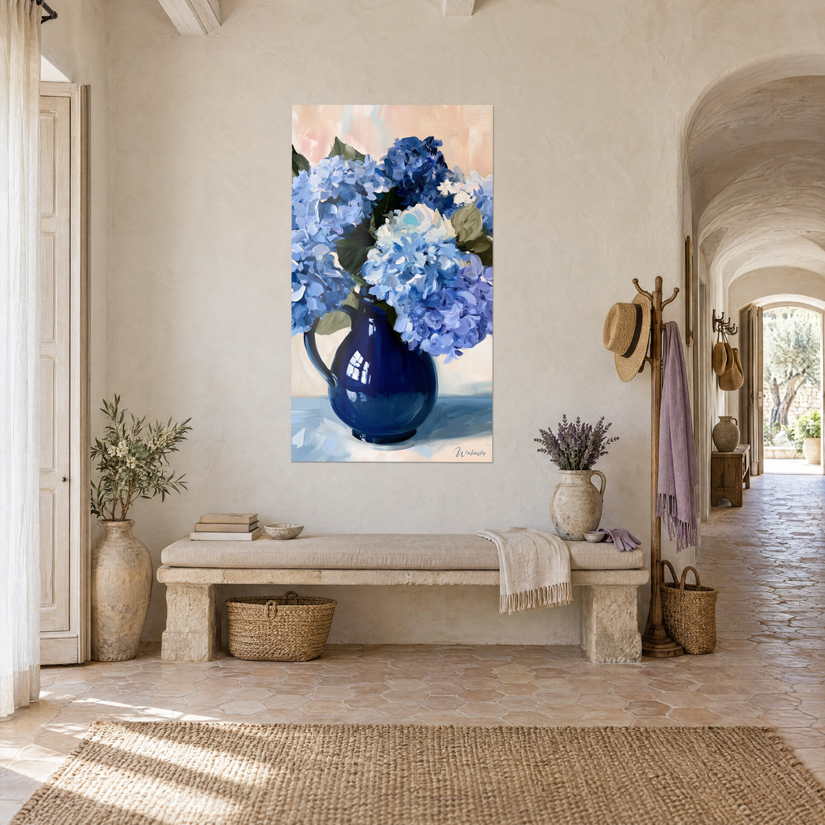 Cuadro de jarra esmaltada azul noche y flores de lavanda sobre fondo rosado, colgado junto a un banco de piedra y un arco