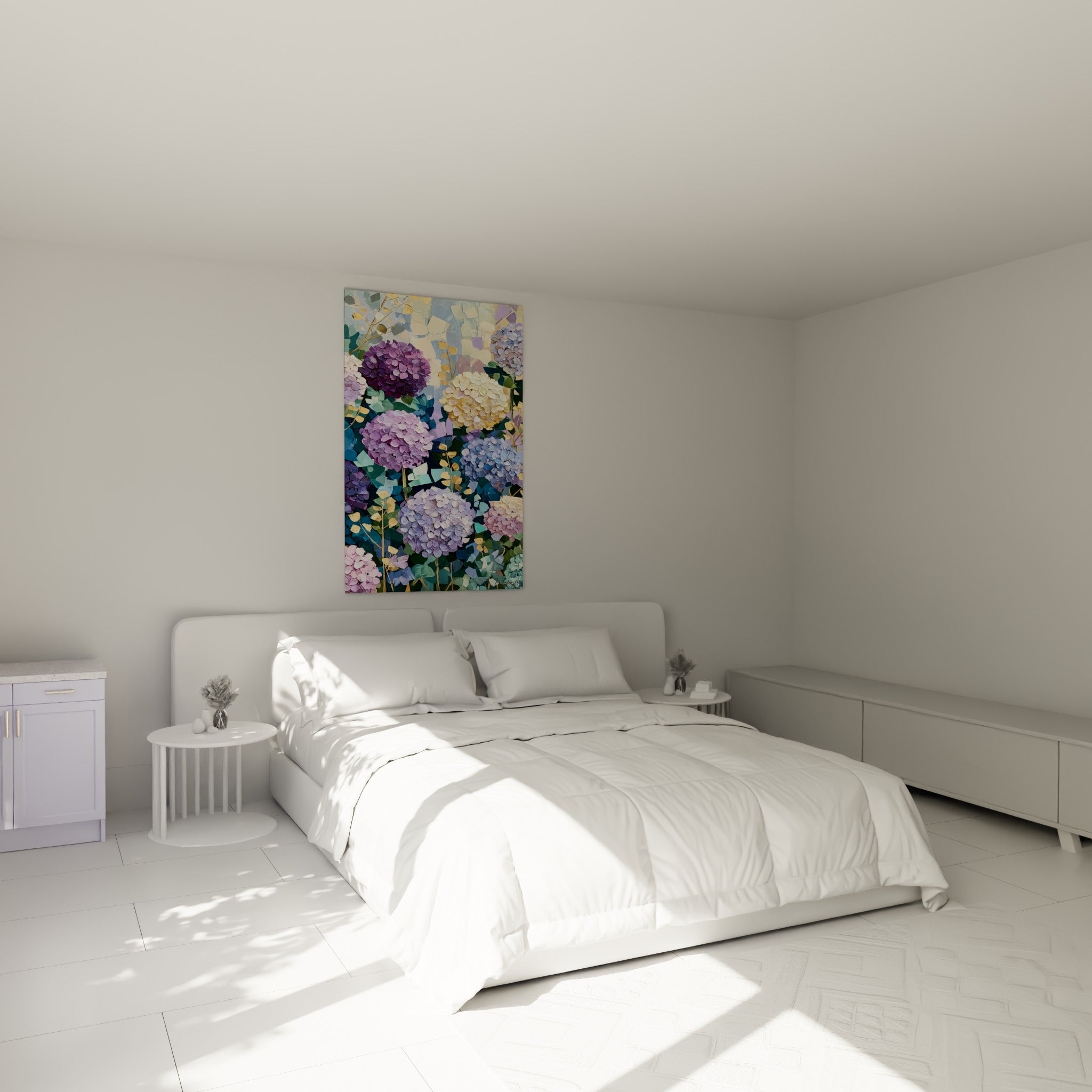 Ombelles violettes et crème d'Hortensia au-dessus d'un lit dans une chambre claire