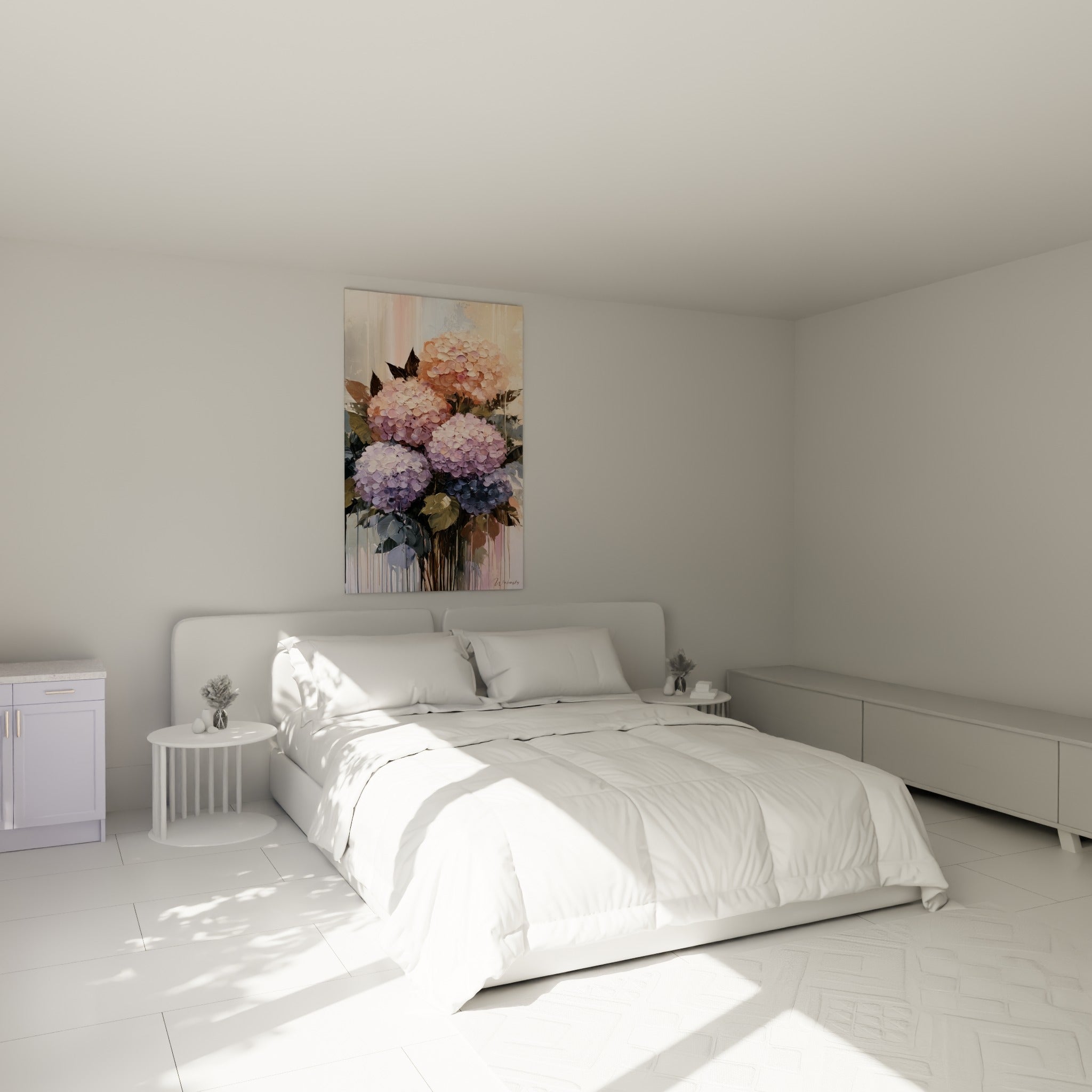 Bouquet d'hortensias mauve et bleu ardoise accroché au-dessus d'un lit dans une chambre claire