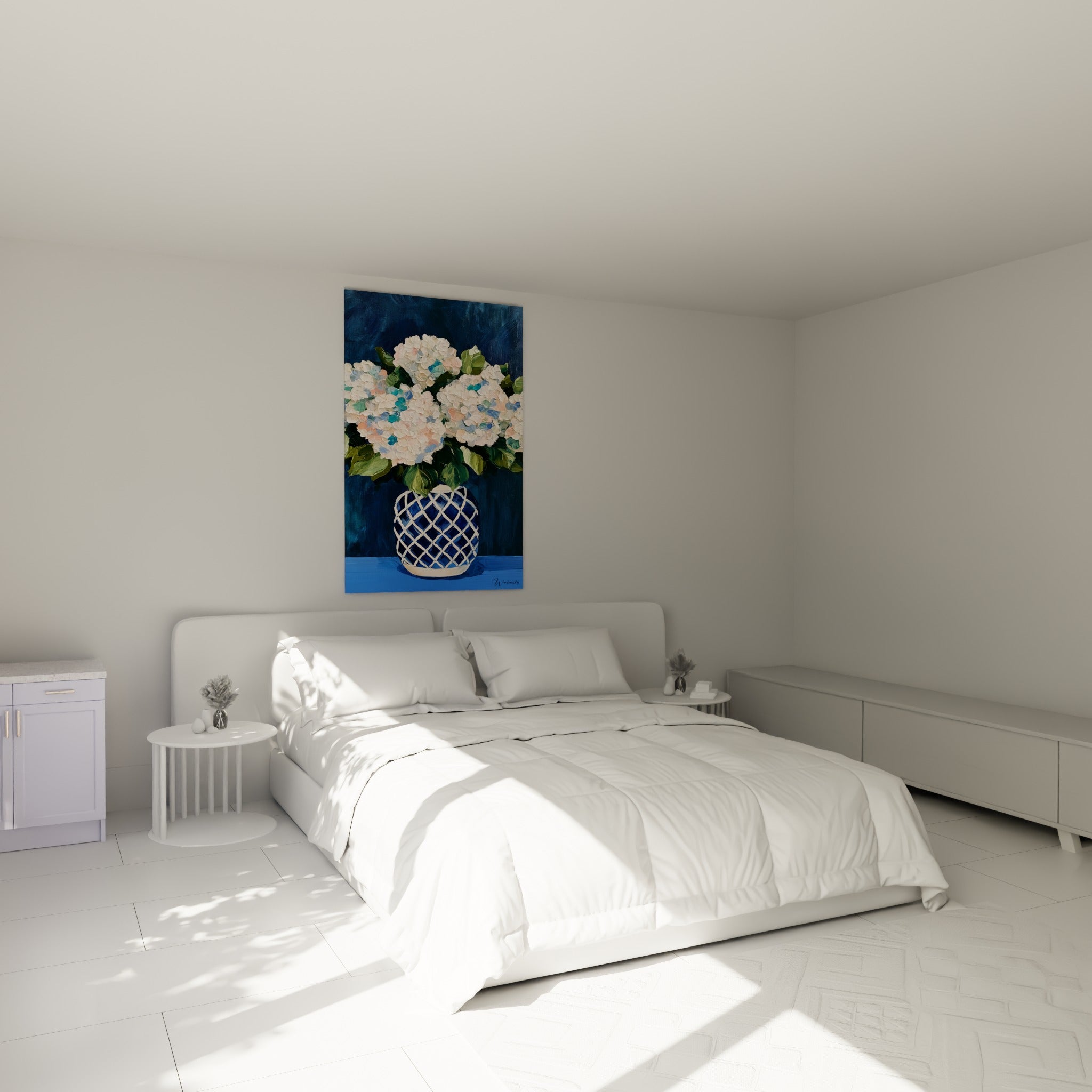 Bouquet d'hortensias blancs et bleus dans un vase quadrillé, au-dessus d'un lit dans une chambre claire