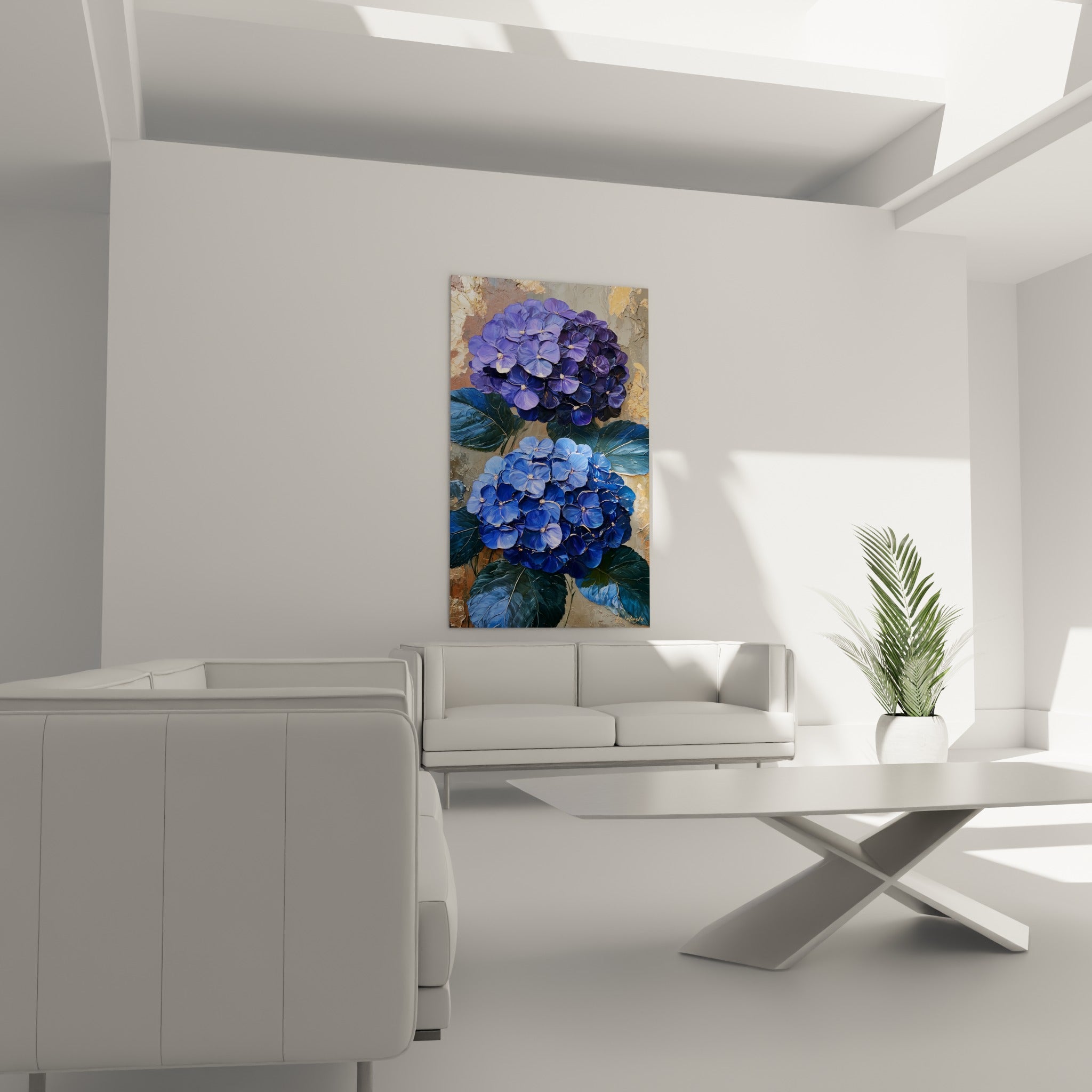 Fleurs d'hortensia bleu lavande et violet profond disposées au-dessus d'un canapé dans un salon lumineux