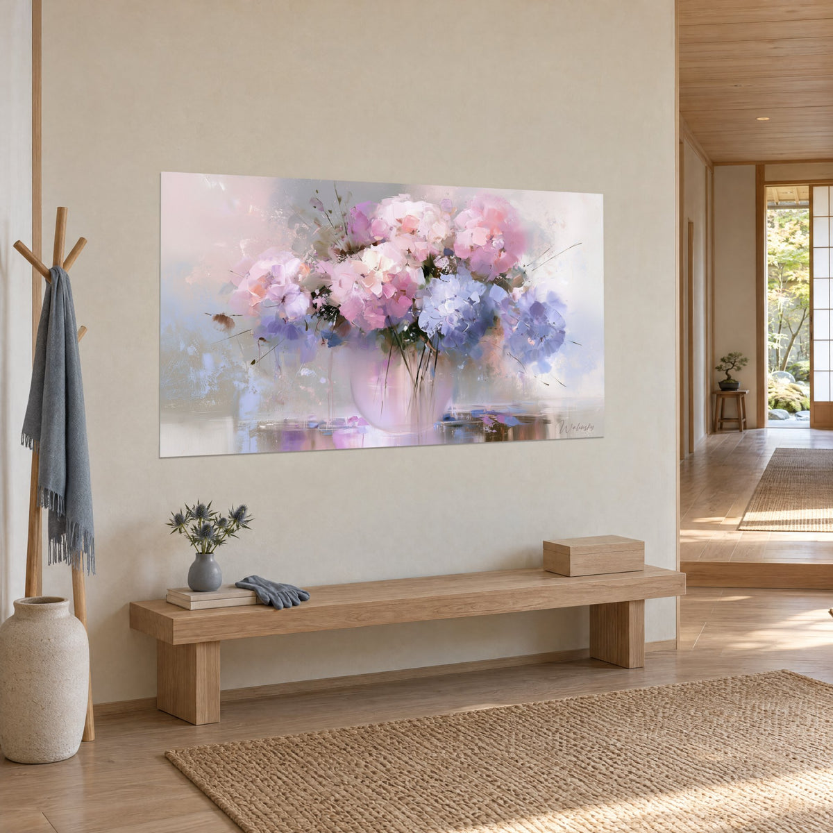 Cuadro ramo de flores pastel en rosa y lila en un jarrón de cristal, reflejos sobre una mesa lacada, colgado en un pasillo luminoso
