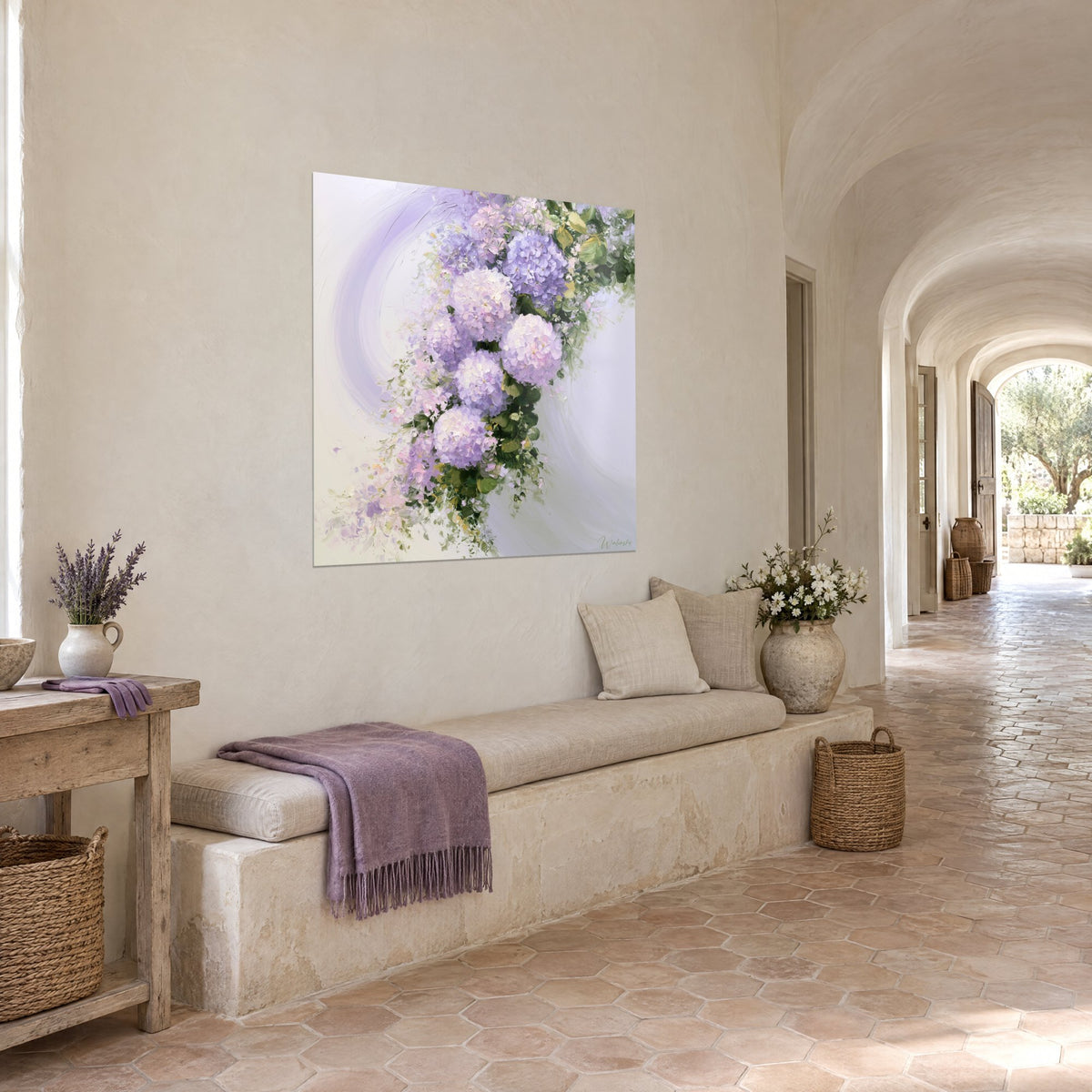 Quadro di grappoli di ortensie malva e rosa pallido su fondo lavanda, turbinio di pennellate dense, parete color crema del corridoio a volta