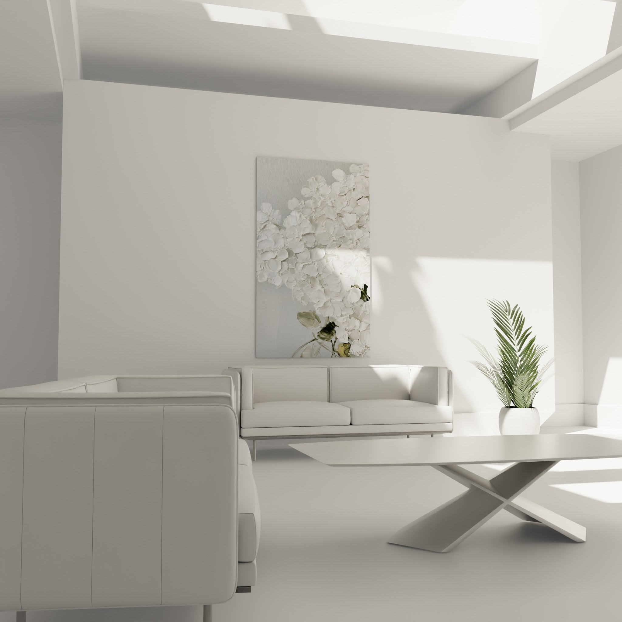 Fleurs d'Hortensia blanches et feuilles vert olive au-dessus d'un canapé dans un salon lumineux