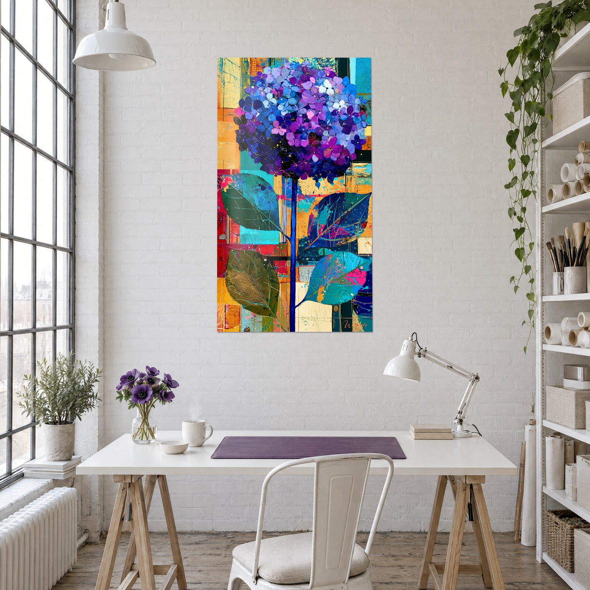 Schilderij paarse bloemenexplosie, grote turquoise en olijfgroene bladeren op oranje tegels, witte bureau van het kunstenaarsloft