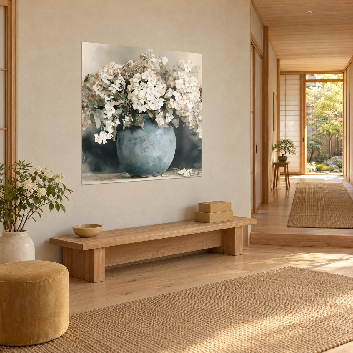 Gemälde Strauß elfenbeinfarbener Blumen in einer patinierten azurblauen Vase, salbeigrüne Blätter, Dreiviertelansicht am Ende eines Japandi-Flurs