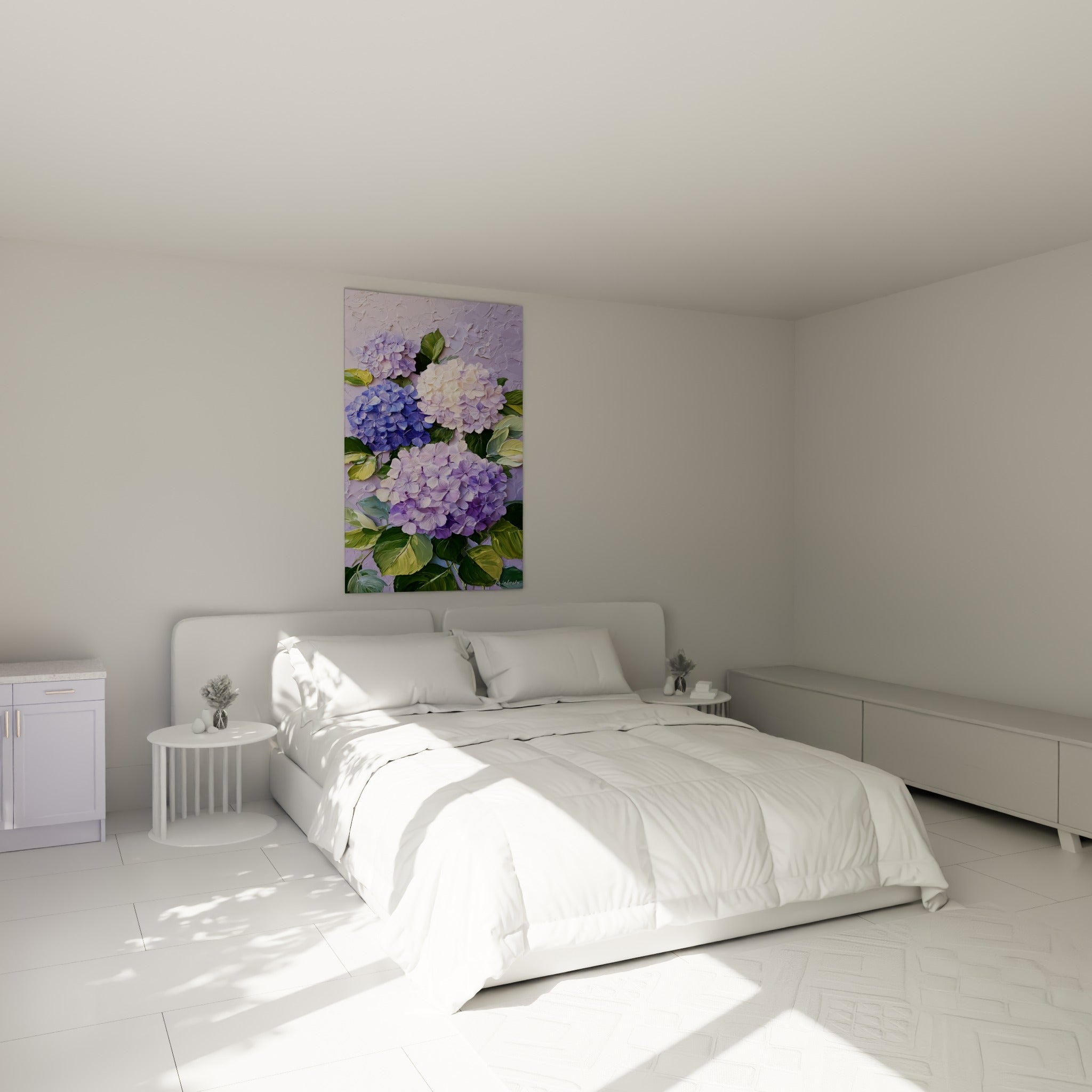 Bouquet d'hortensia bleu lavande et mauve accroché au-dessus d'un lit dans une chambre claire