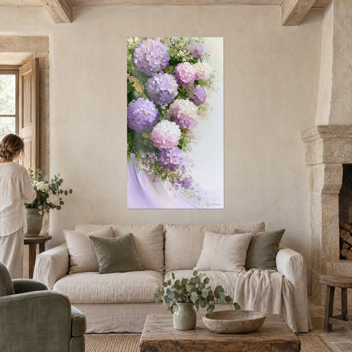Gemälde mit mauven und weißen Hortensien in kaskadenartigem Fall, dickes pastoses Blütenrelief, über einem Sofa in einem hellen Wohnzimmer