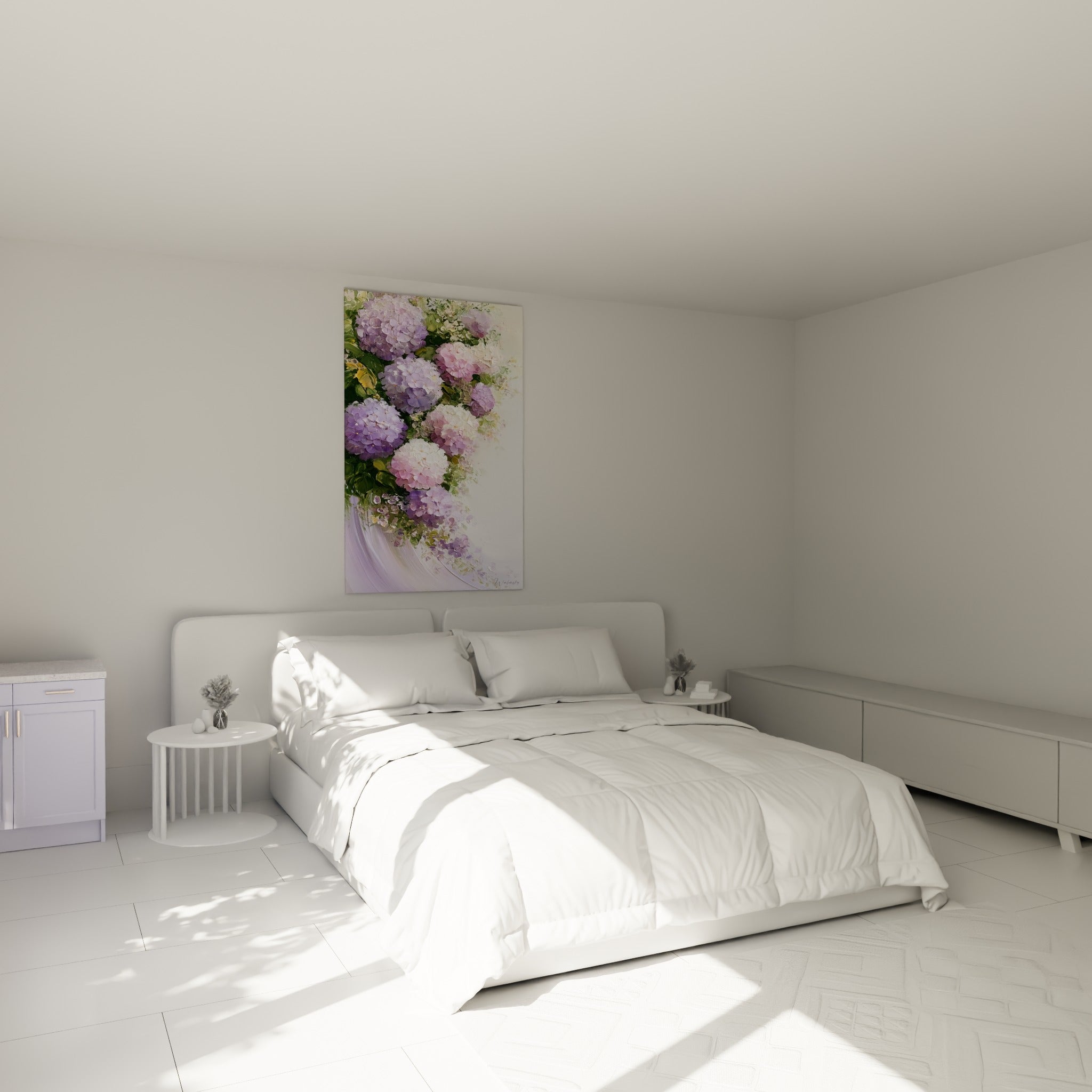 Bouquet d'hortensias lilas et blancs texturés, accroché au-dessus d'un lit dans une chambre claire