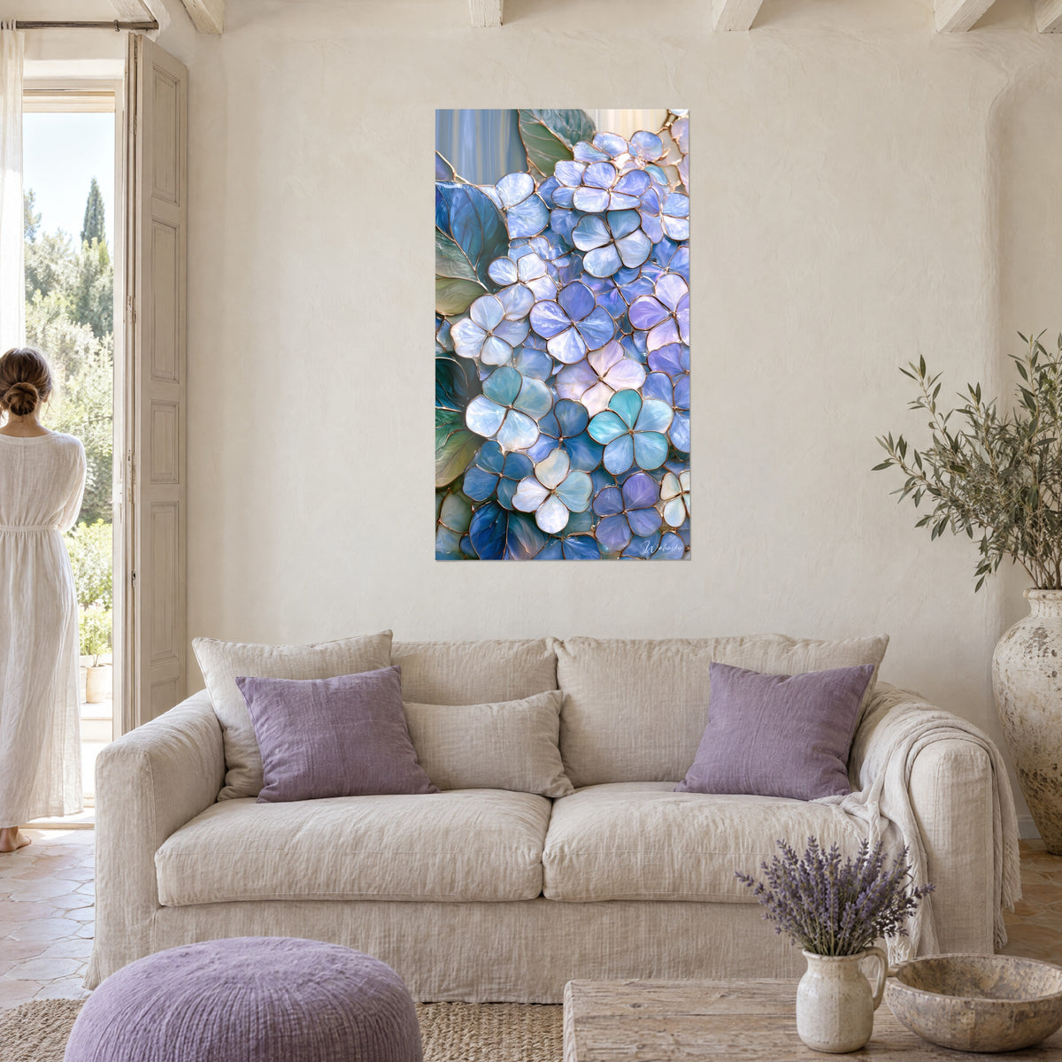 Gemälde Hortensie in blauem und violettem Glasmosaik, perlmuttschimmernde Blütenblätter mit Kupferrand, über einem Sofa in einem hellen Wohnzimmer