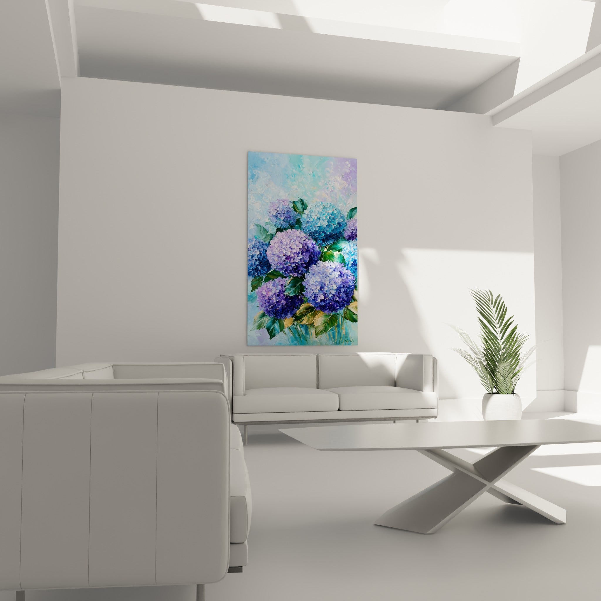 Corymbes d'hortensias bleu marine et violet foncé disposés au-dessus d'un canapé dans un salon lumineux
