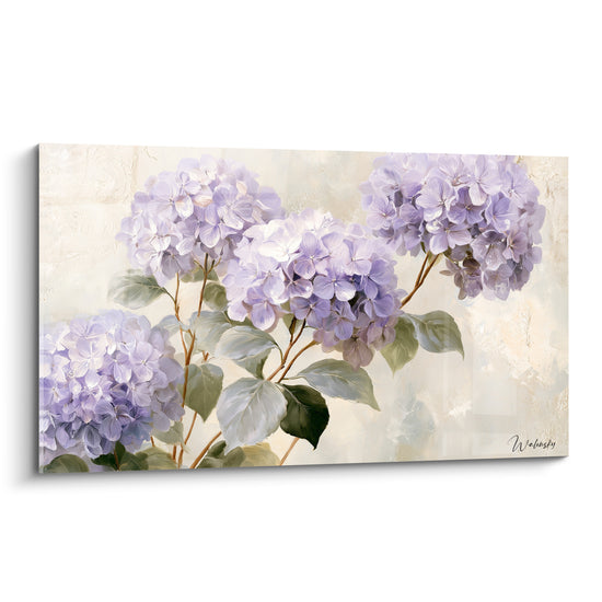 Hortensias mauves en grappes denses, feuillage vert sauge, fond ivoire texturé de style ancien