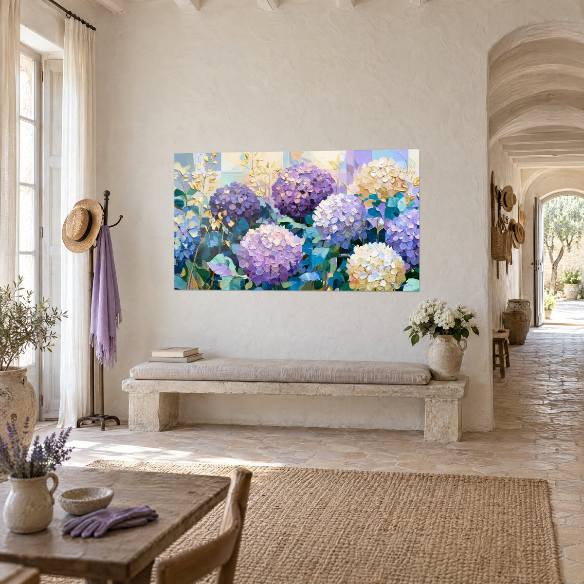 Cuadro de ramos de hortensias malva y marfil sobre fondo pastel, follaje turquesa, en una masía provenzal con arcos de piedra