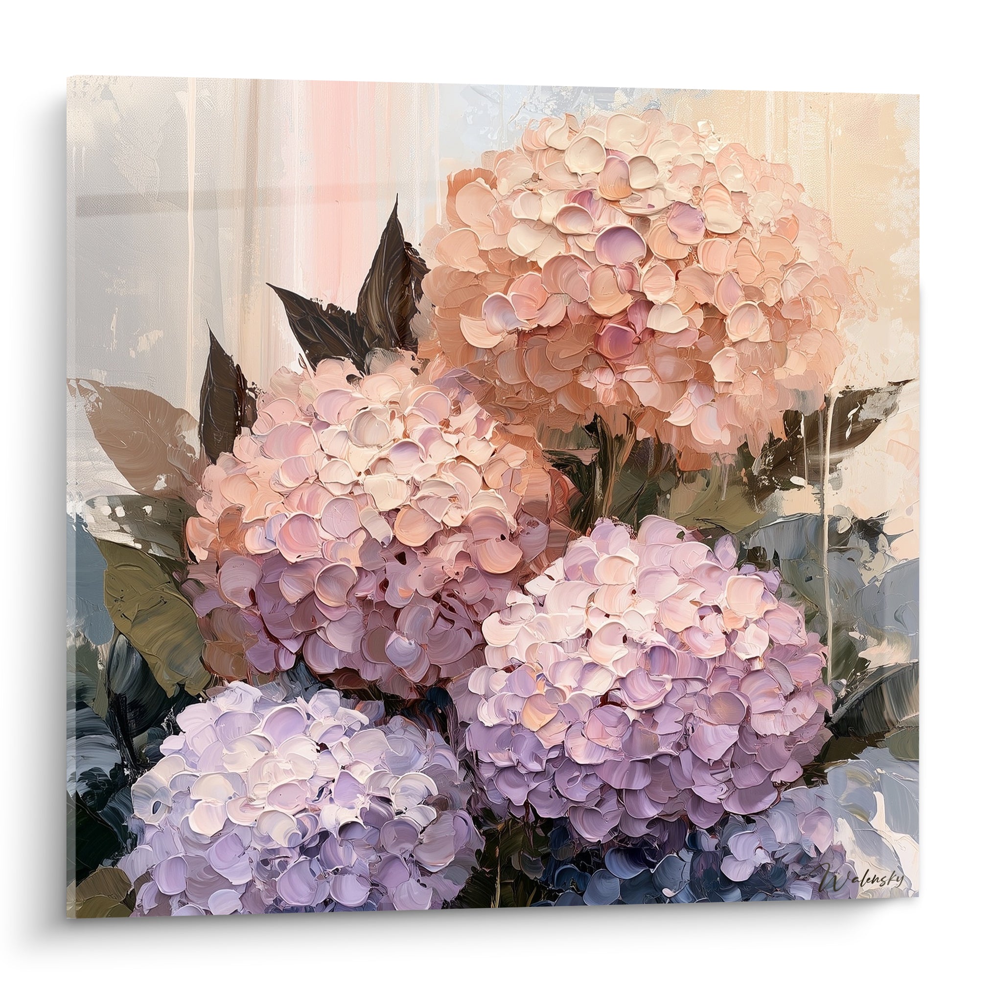 Hortensias mauve et pêche aux pétales texturés, bouquet dense sur fond crème lumineux