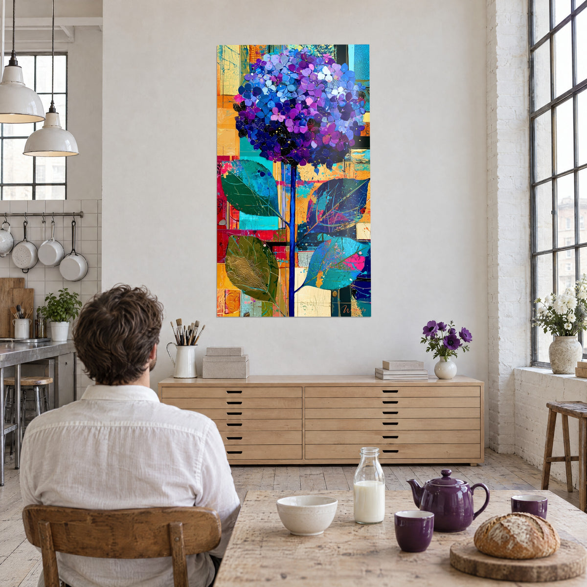 Schilderij grote lila hortensiabloem op rood en okerkleurig mozaïek, man van achteren aan de ontbijttafel, kunstenaarsloft