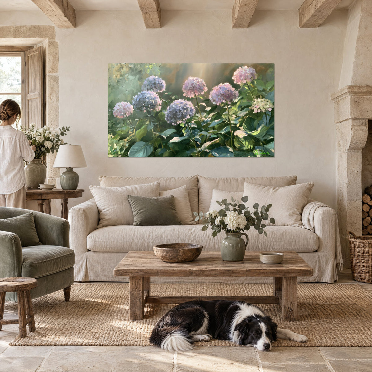 Gemälde mit mauven und rosa Hortensien unter einem goldenen Lichtstrahl, dunkelgrünes Laub mit pastosem Farbauftrag, über einem Sofa in einem hellen Wohnzimmer